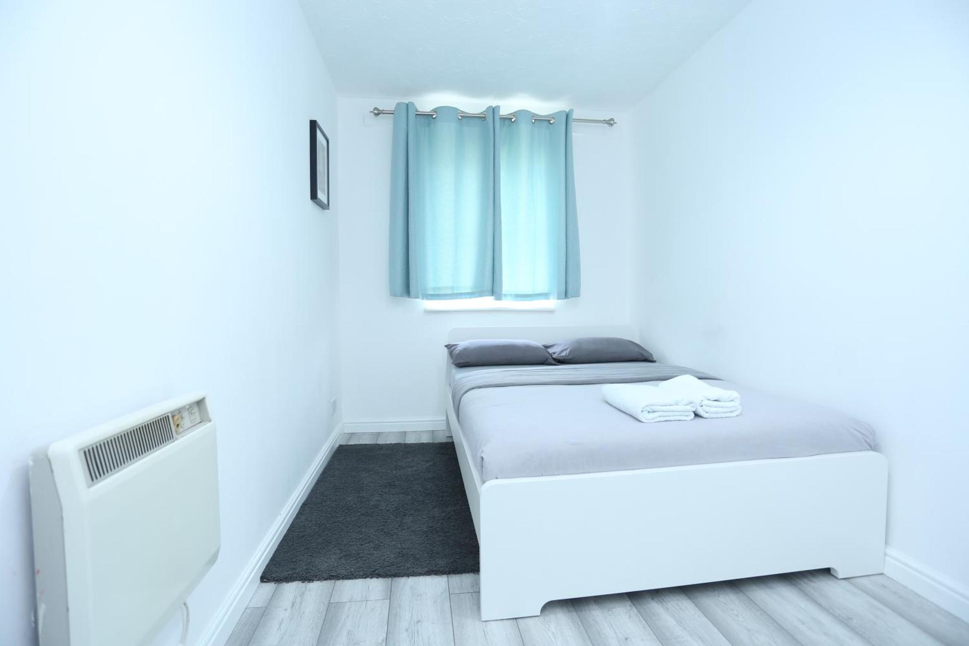 Modern 2 Bedroom Flat, with Free Parking, and WIFI