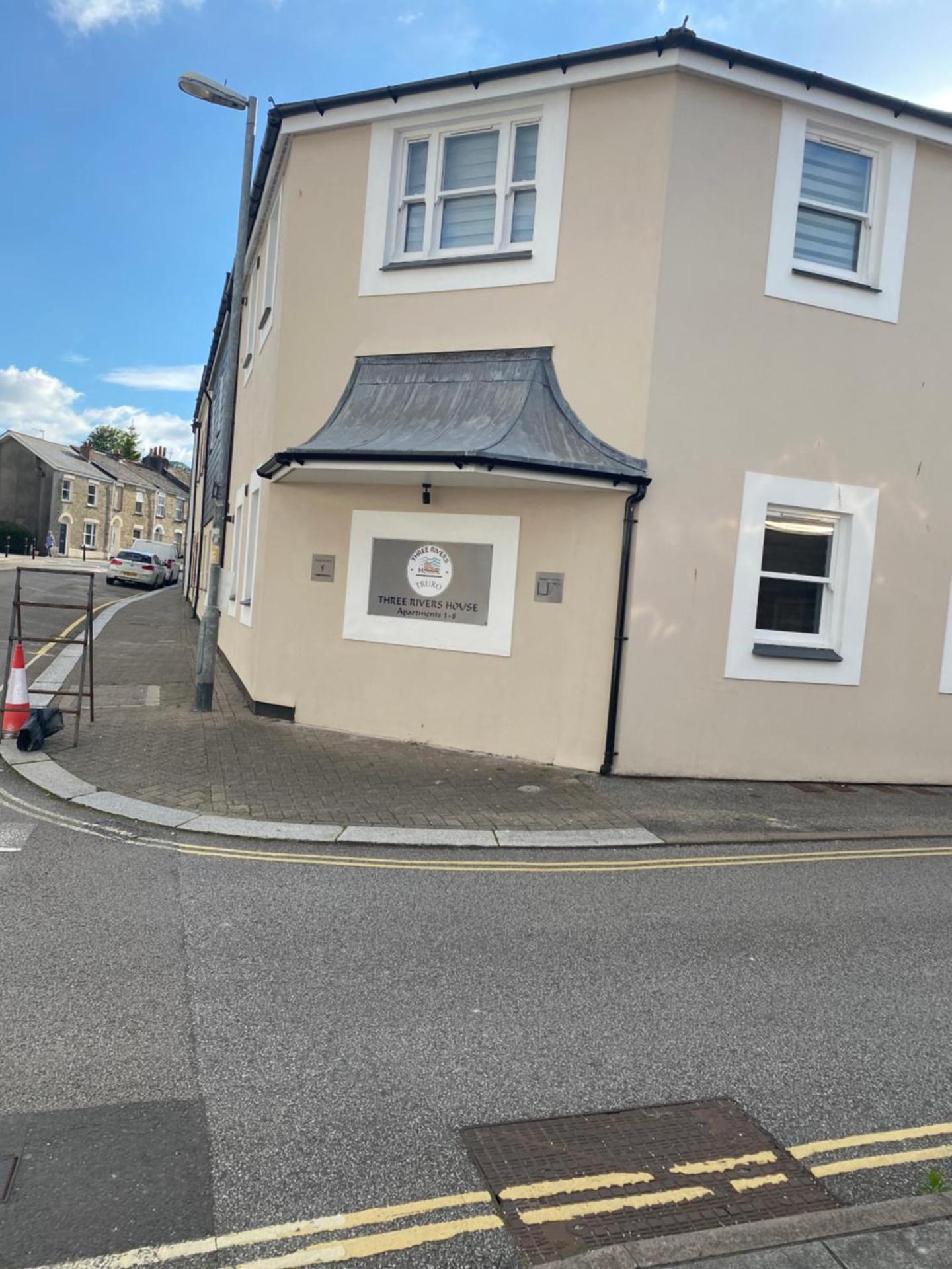 Apartment No 8 - Stay in style in the heart of the Cathedral City.