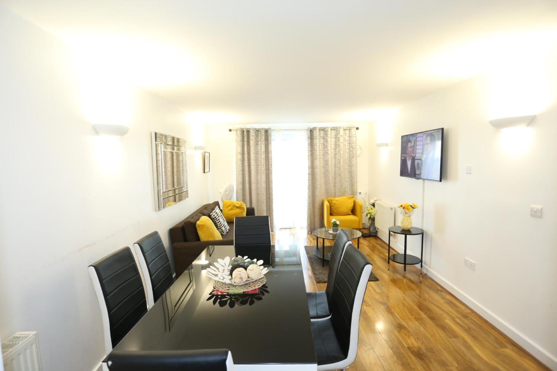 Lovely View 2 beds 2 bath Apartment, London