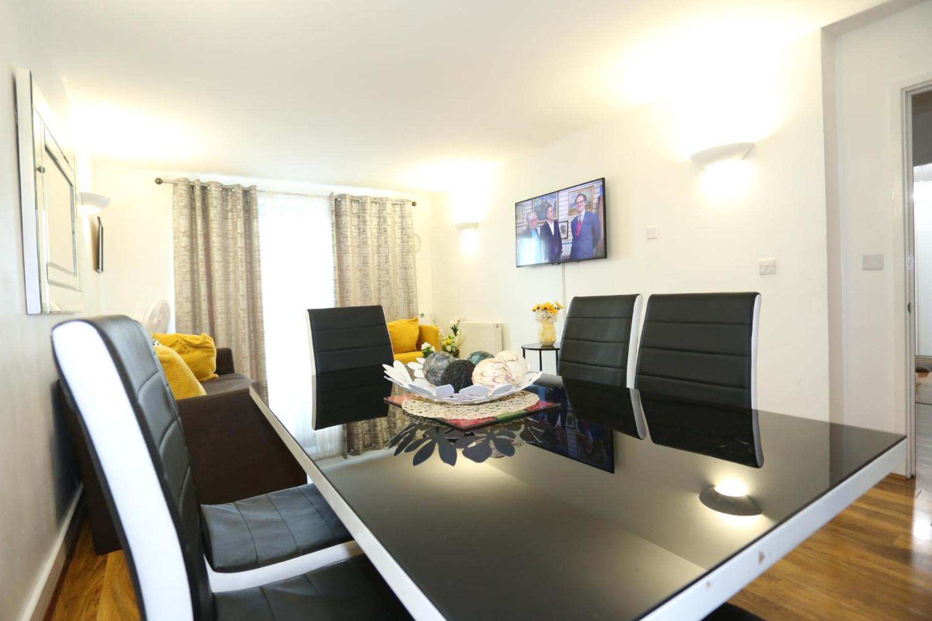 Lovely View 2 beds 2 bath Apartment, London