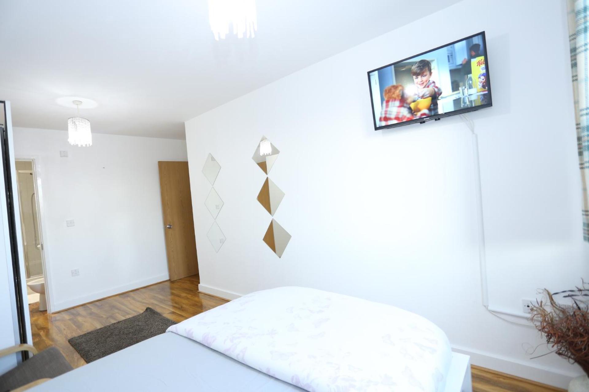 Lovely View 2 beds 2 bath Apartment, London