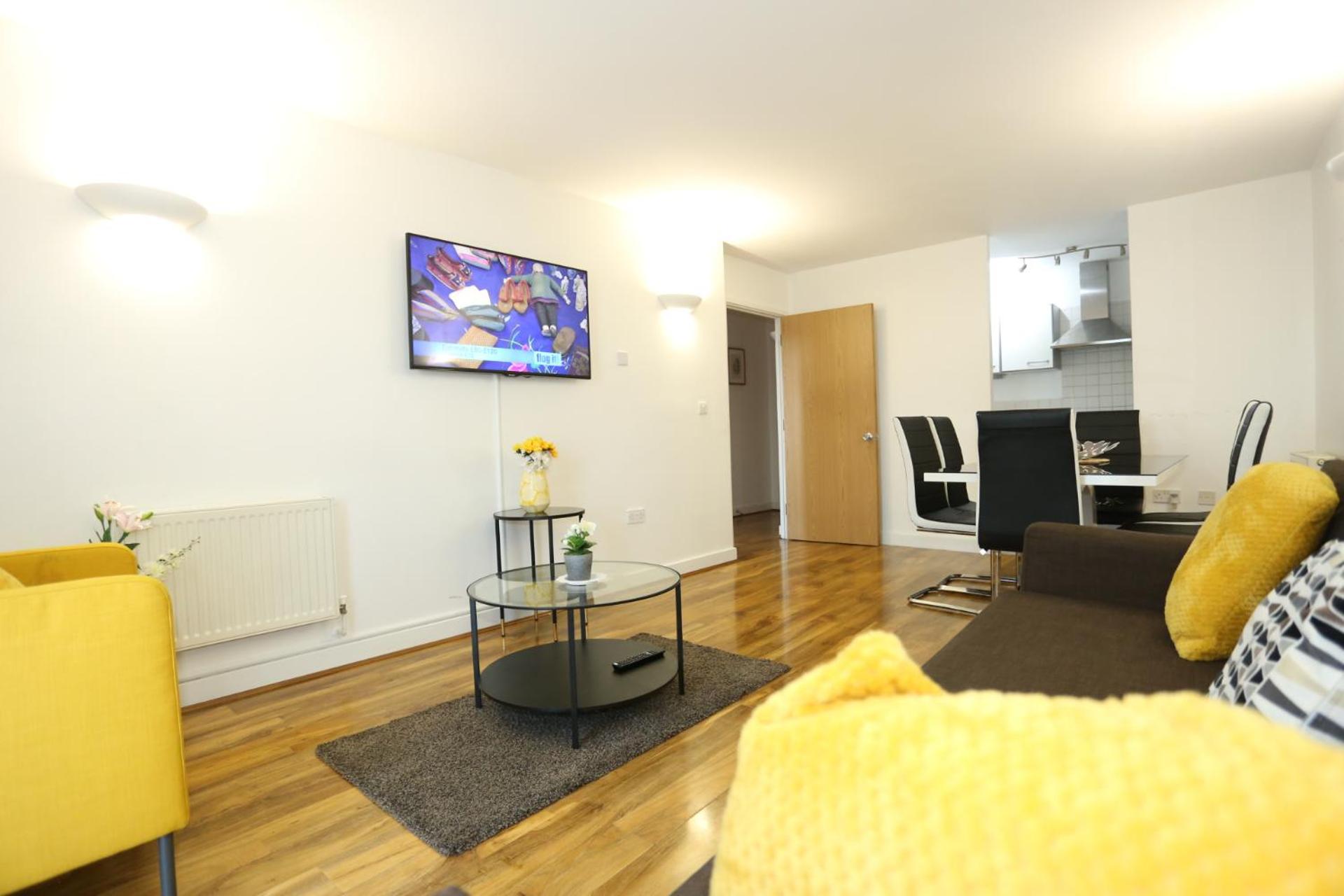 Lovely View 2 beds 2 bath Apartment, London