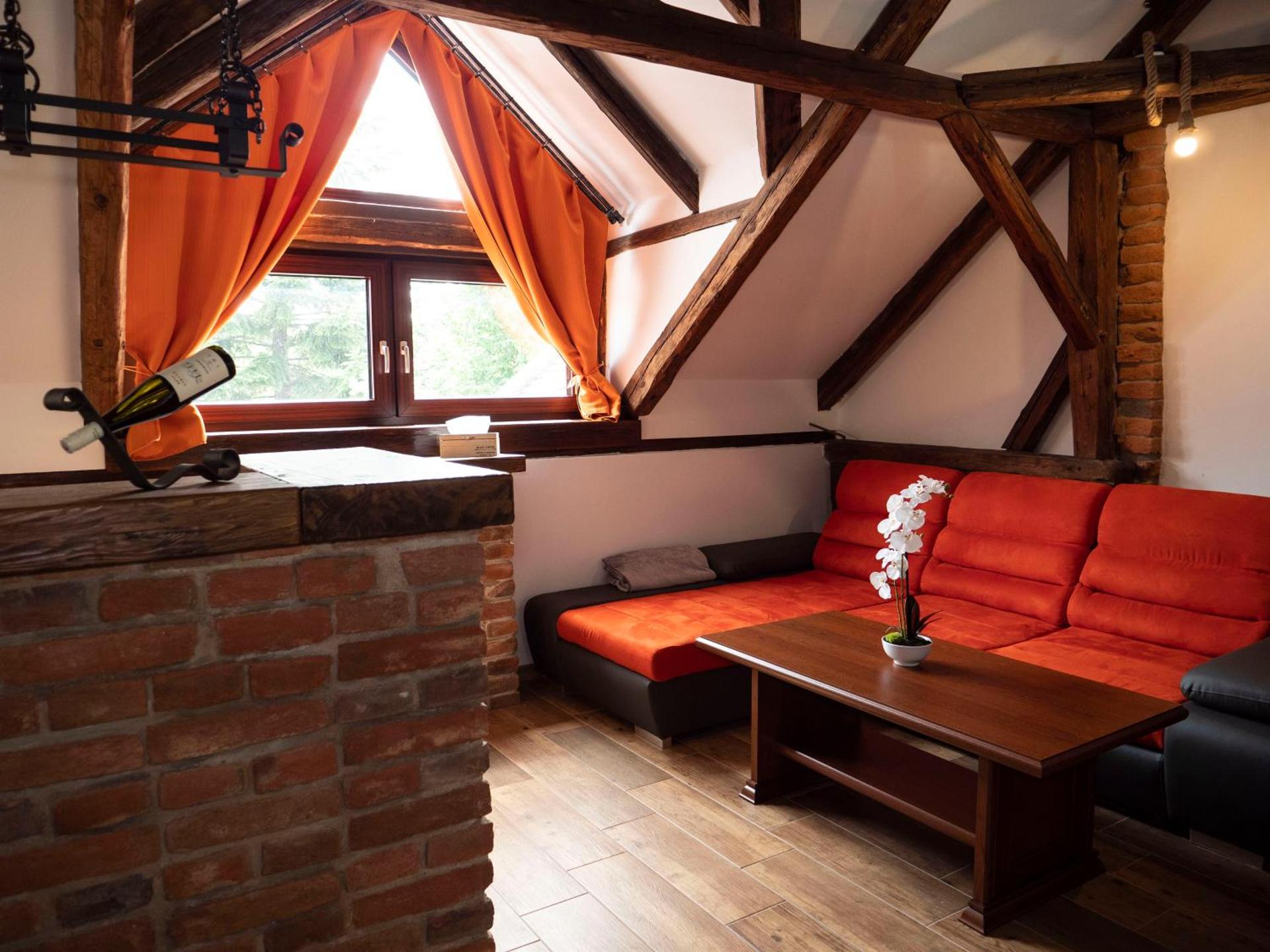 Apartmanový dům 13 Podkroví 1