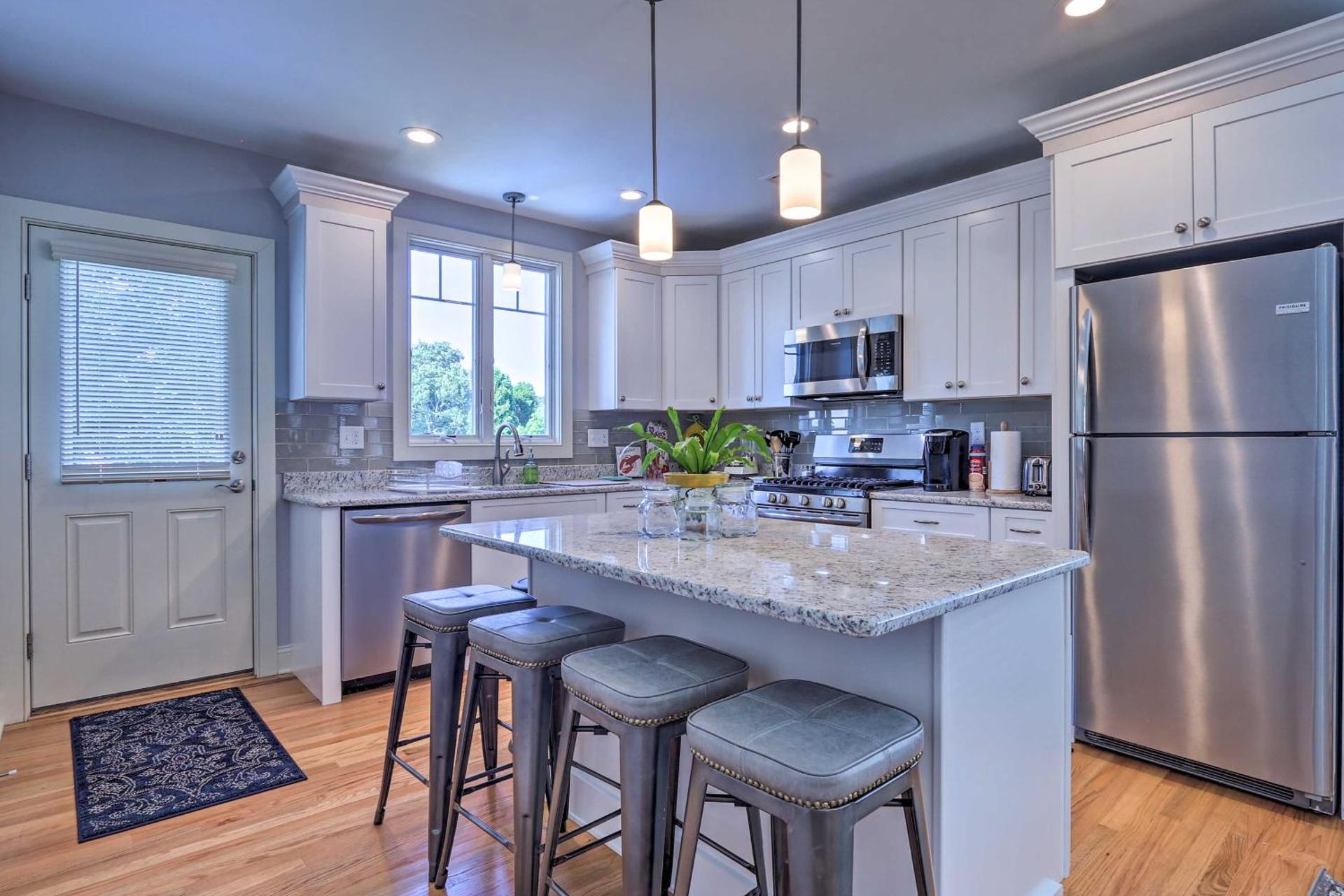 New London Hideaway Near Beaches and Local Spots!