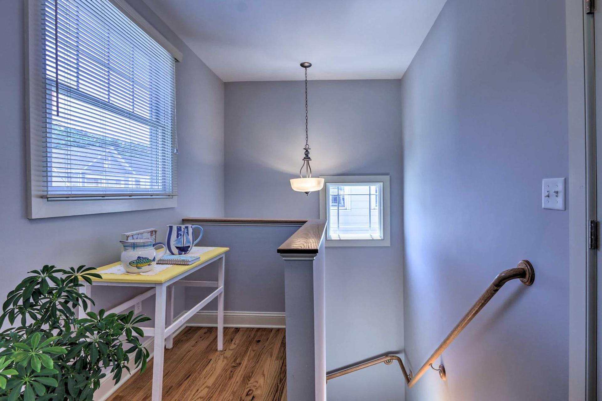 New London Hideaway Near Beaches and Local Spots!