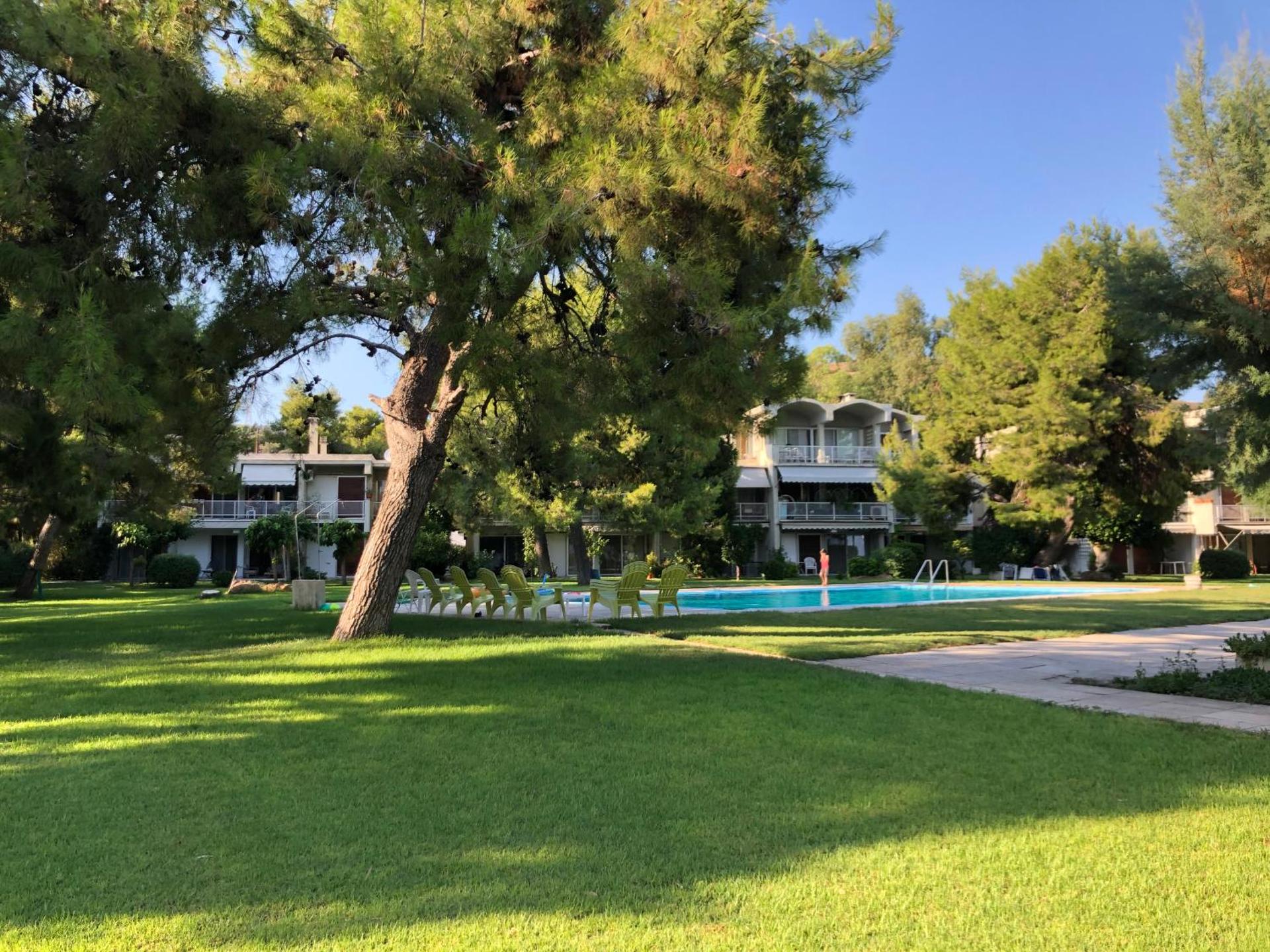 Ανεμπόδιστη Θέα με Κήπο και Πισίνα