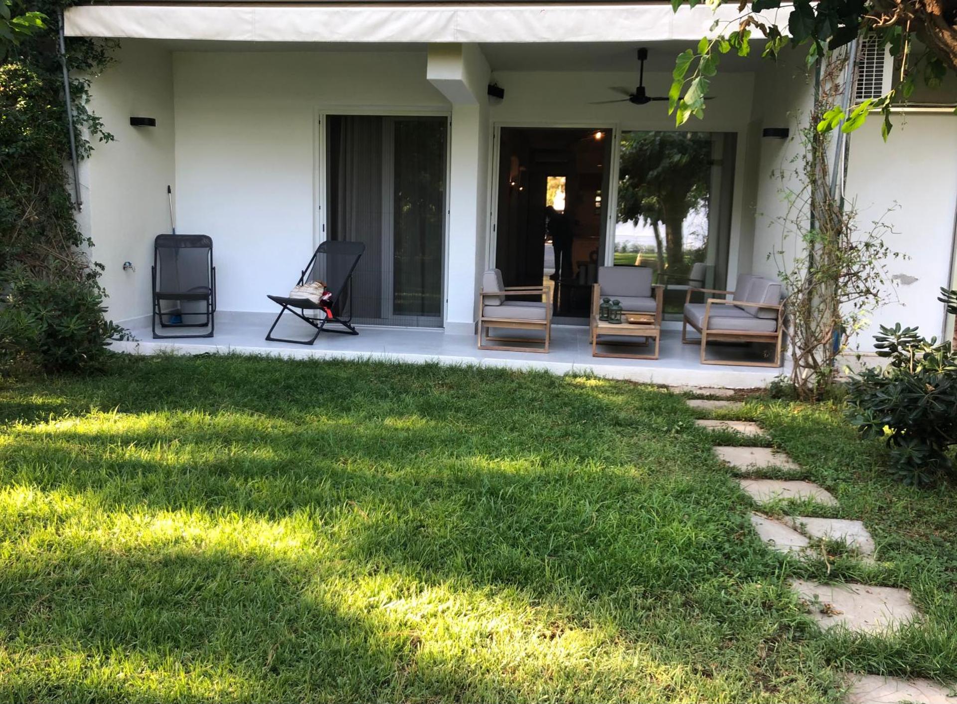 Ανεμπόδιστη Θέα με Κήπο και Πισίνα