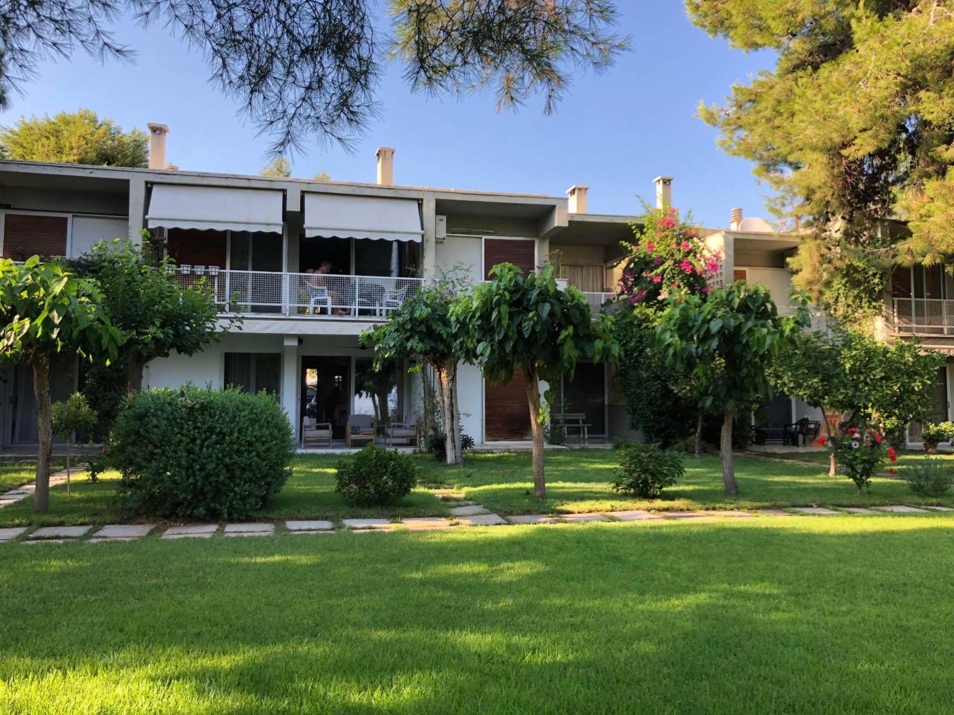 Ανεμπόδιστη Θέα με Κήπο και Πισίνα