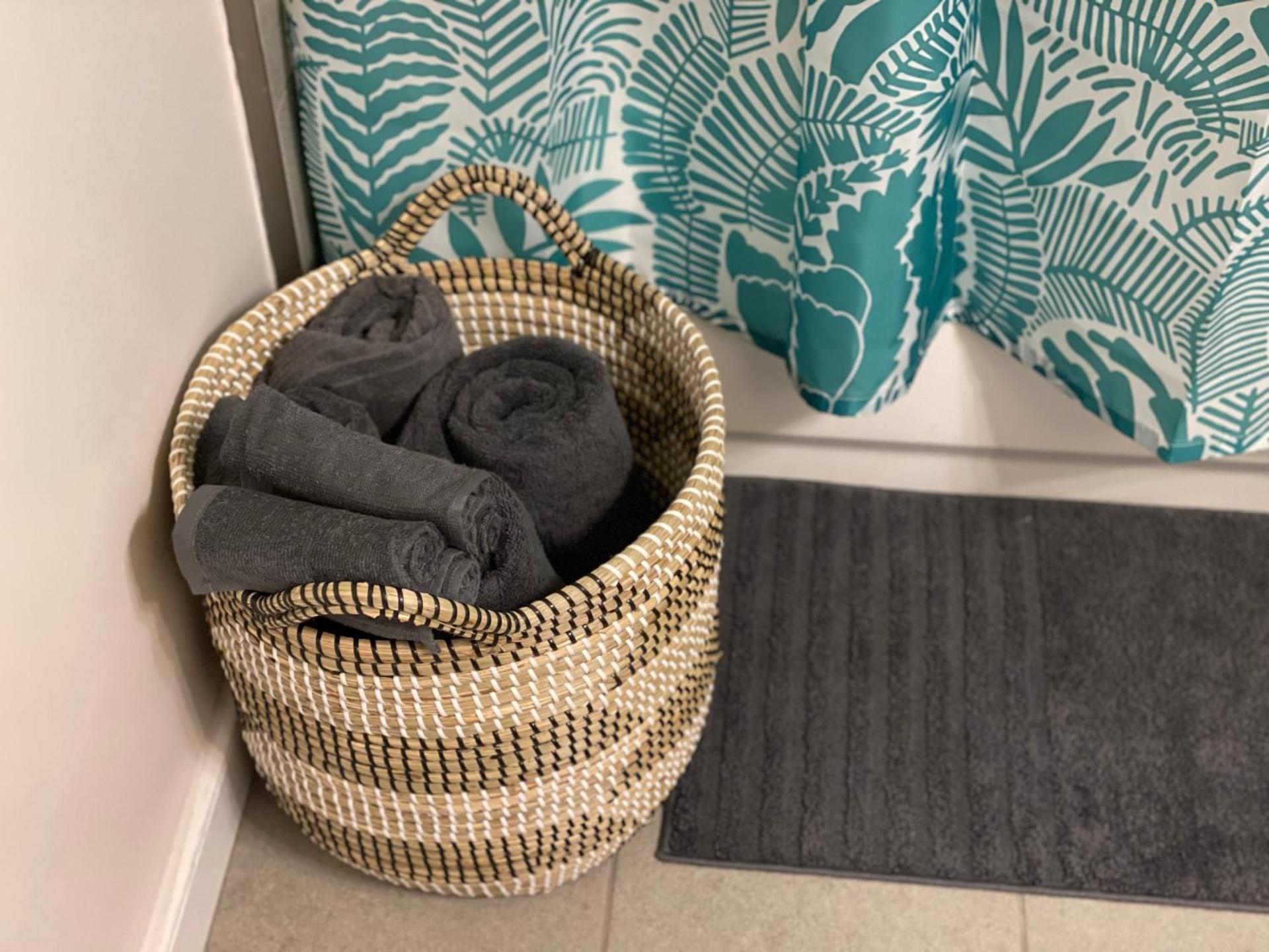 Lux House Of Champagne 2BR 2BA Free Parking & Wifi