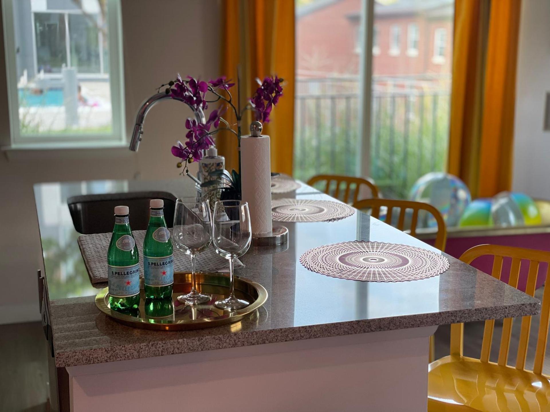 Lux House Of Champagne 2BR 2BA Free Parking & Wifi