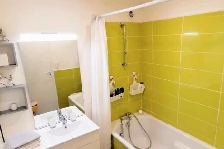 Appartement rouge avec jardin