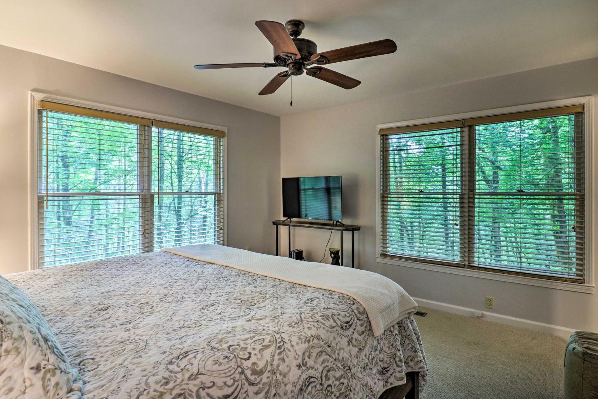 Walk to Main St Highlands Cottage with Fireplace