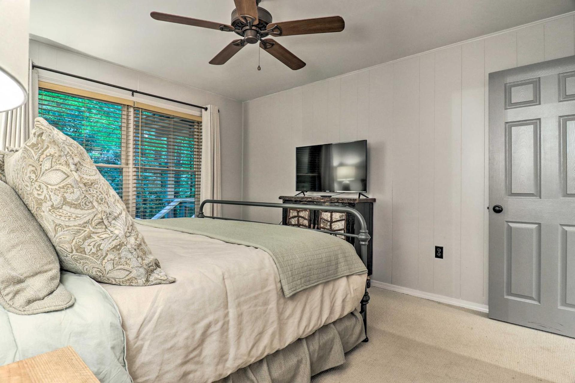 Walk to Main St Highlands Cottage with Fireplace