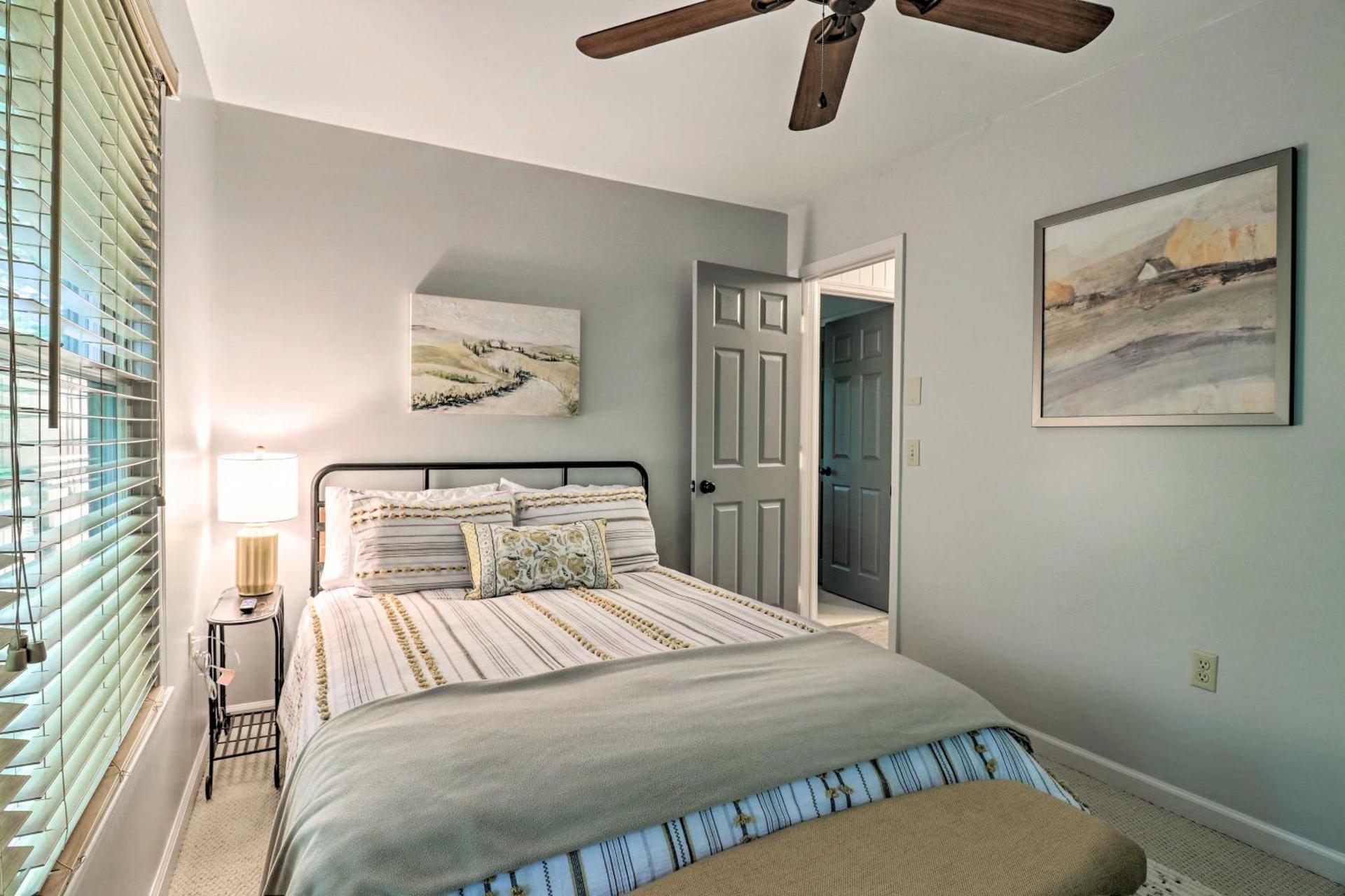 Walk to Main St Highlands Cottage with Fireplace