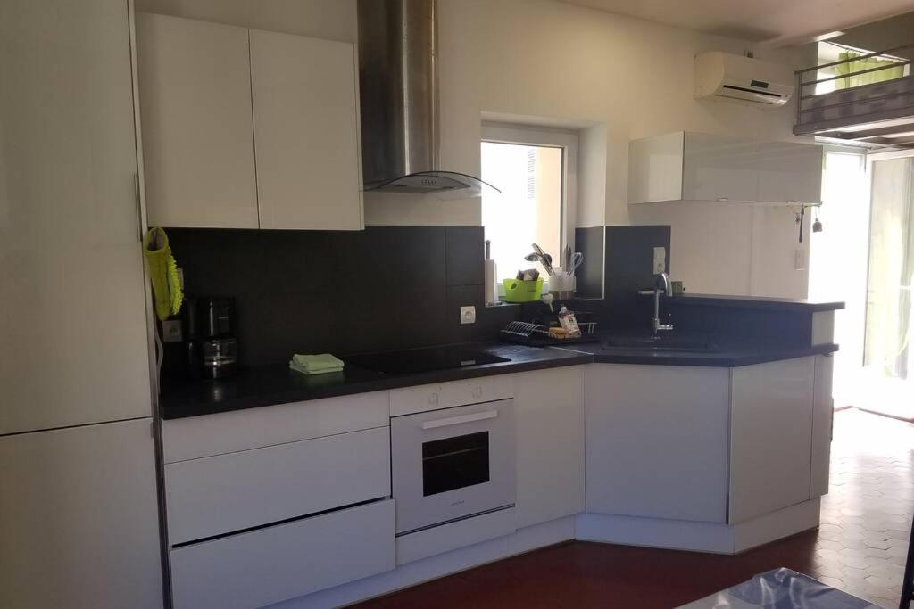 STUDIO CLIMATISE avec MEZZANINE au calme avec terrasse et parking idéalement situé pour tout faire à pied !