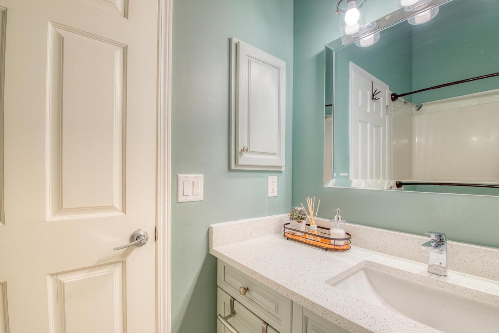 Beautiful Newly Reno 2BDM 2 Bth Sleep up to 6 Adults & Kids Mountain View Townhouse Suite