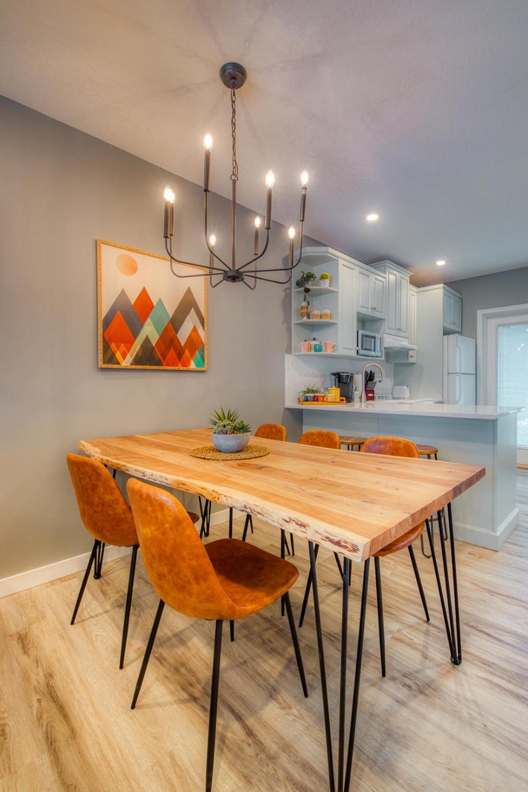 Beautiful Newly Reno 2BDM 2 Bth Sleep up to 6 Adults & Kids Mountain View Townhouse Suite