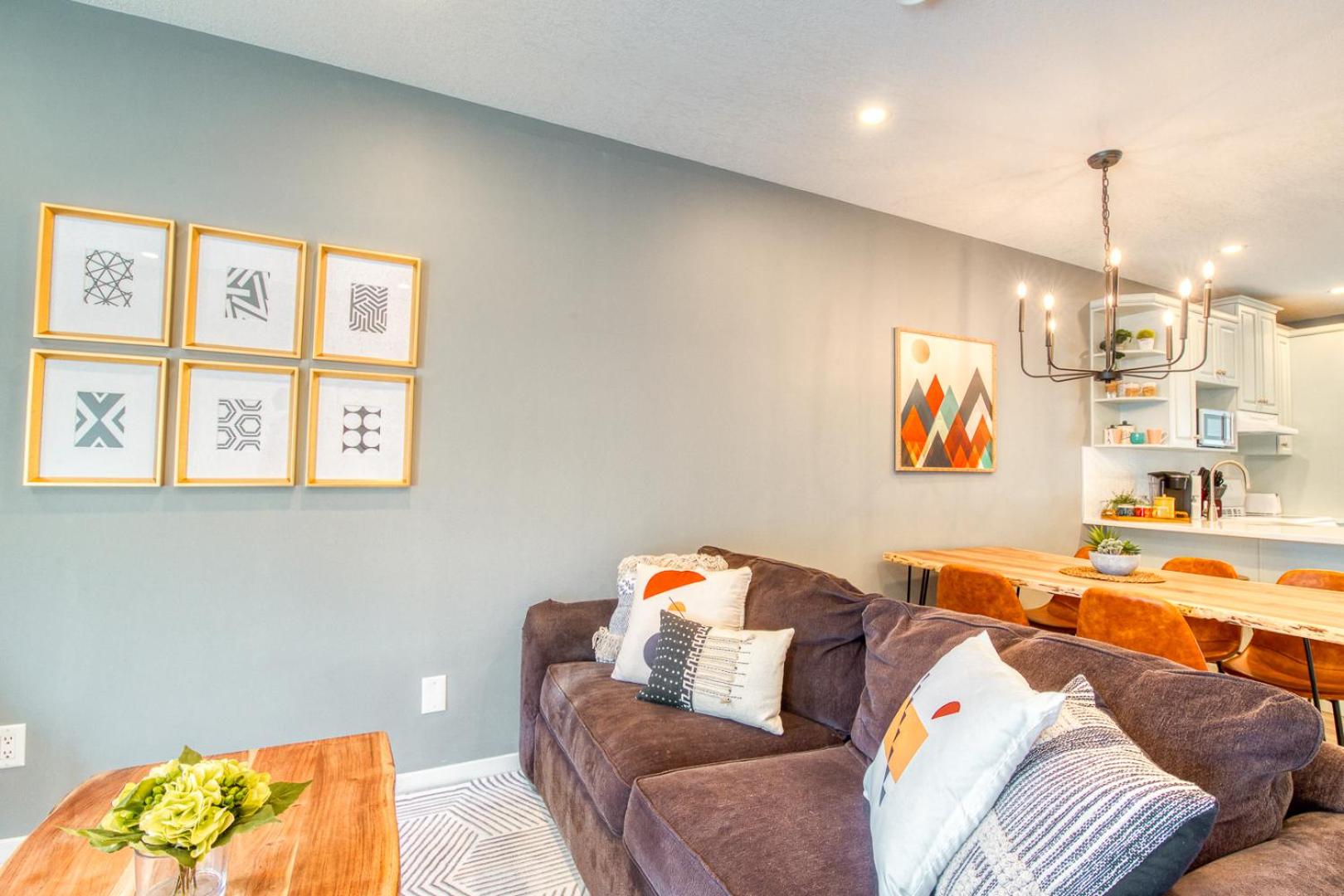 Beautiful Newly Reno 2BDM 2 Bth Sleep up to 6 Adults & Kids Mountain View Townhouse Suite