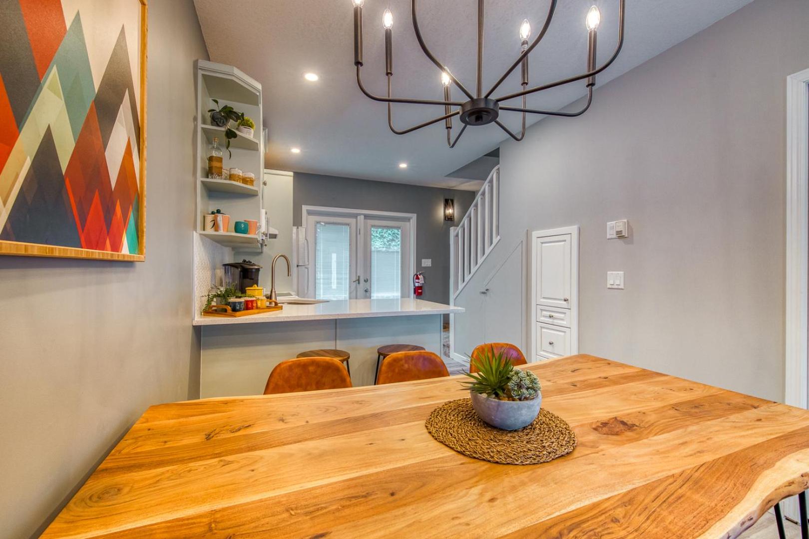 Beautiful Newly Reno 2BDM 2 Bth Sleep up to 6 Adults & Kids Mountain View Townhouse Suite