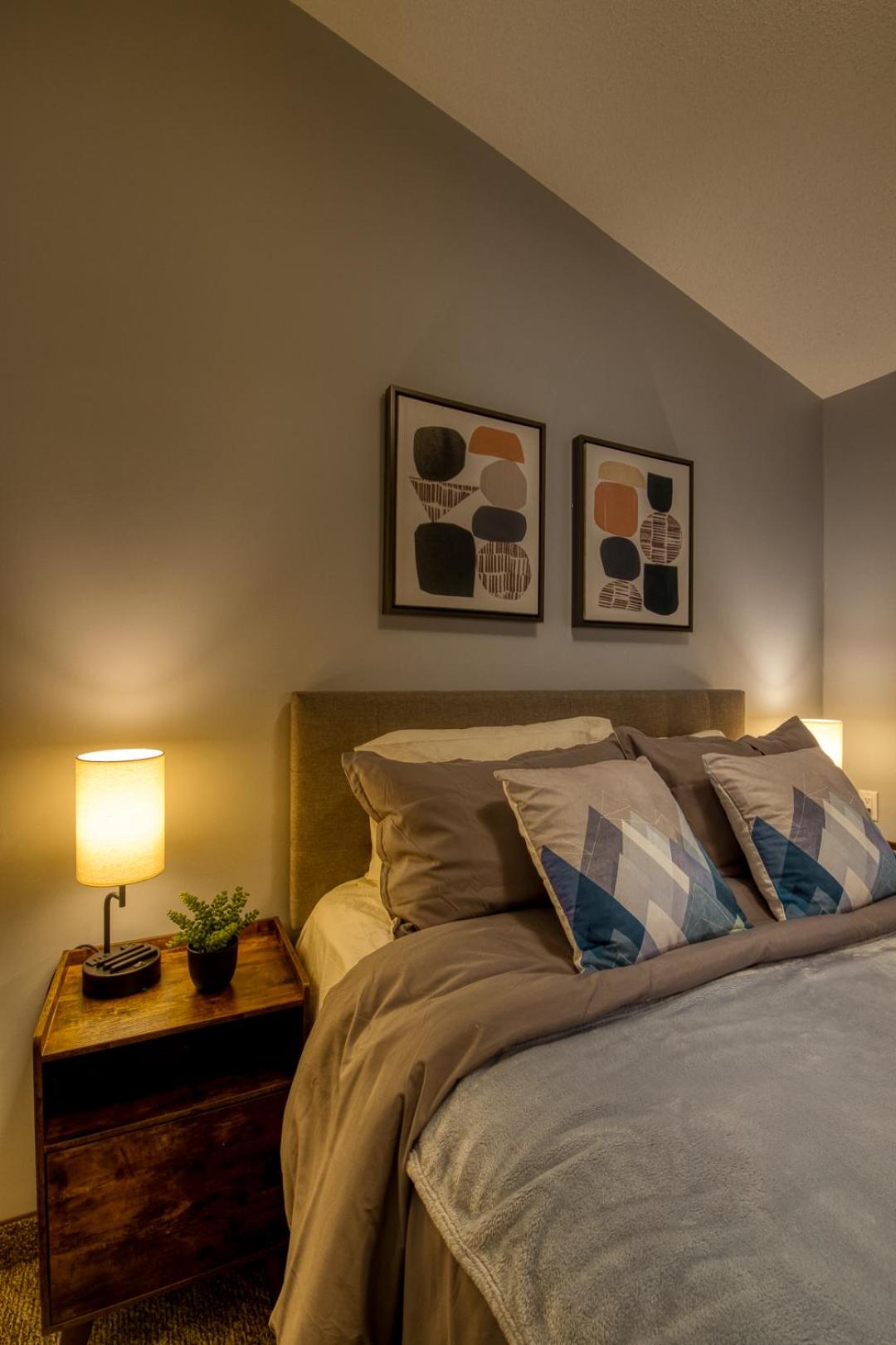 Beautiful Newly Reno 2BDM 2 Bth Sleep up to 6 Adults & Kids Mountain View Townhouse Suite