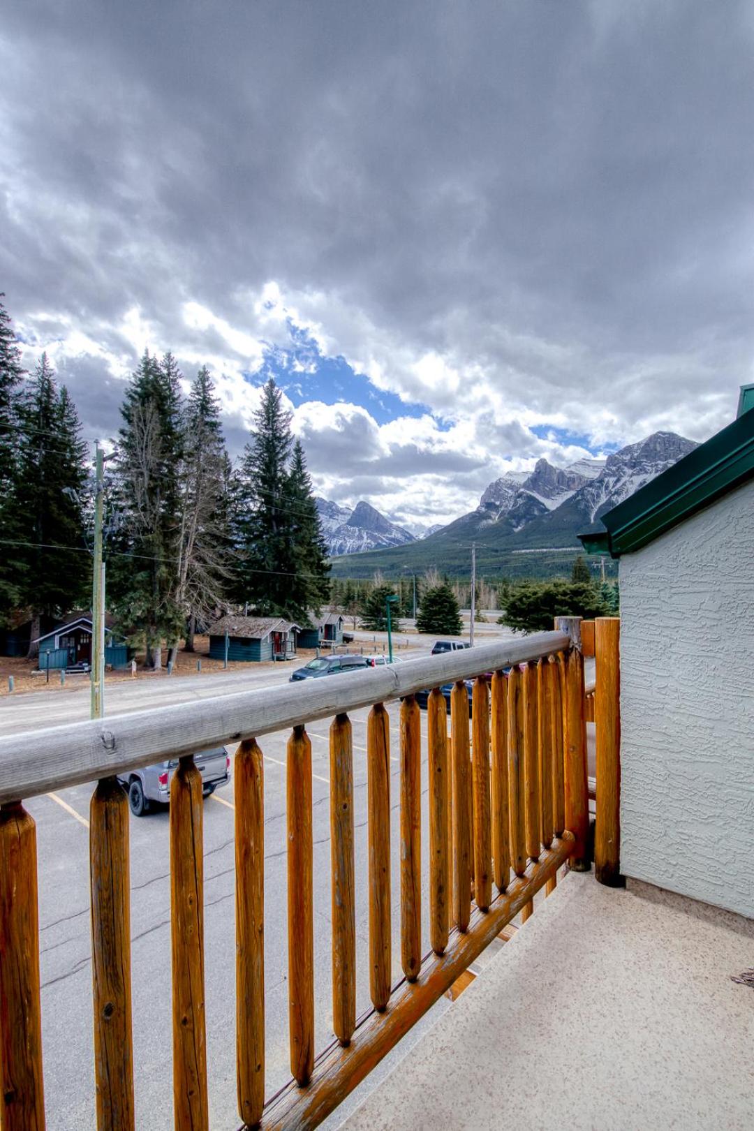 Beautiful Newly Reno 2BDM 2 Bth Sleep up to 6 Adults & Kids Mountain View Townhouse Suite