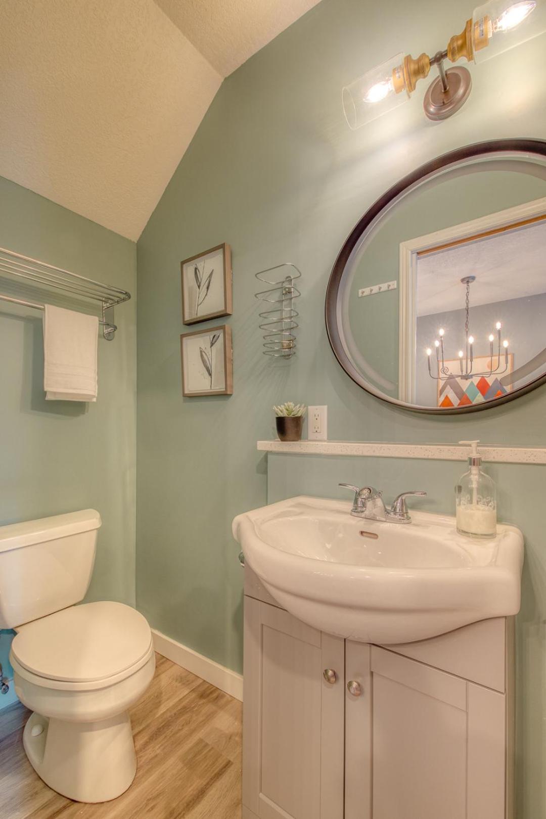 Beautiful Newly Reno 2BDM 2 Bth Sleep up to 6 Adults & Kids Mountain View Townhouse Suite