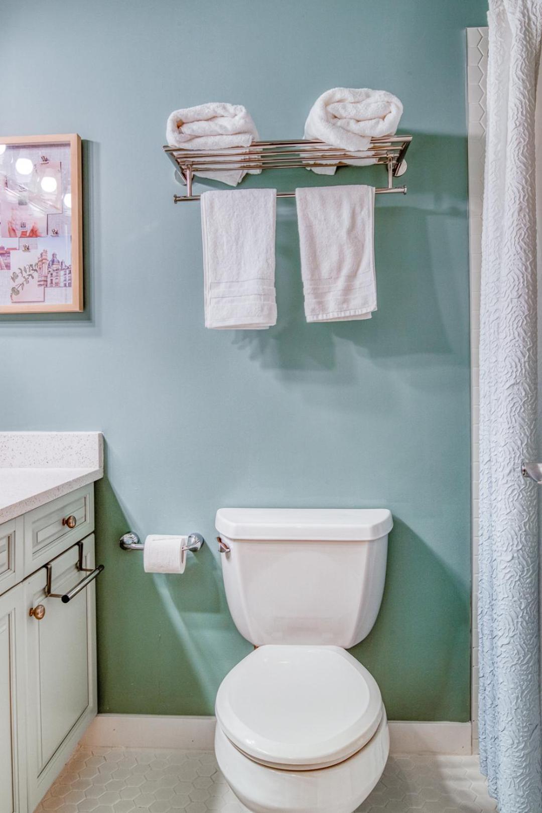 Beautiful Newly Reno 2BDM 2 Bth Sleep up to 6 Adults & Kids Mountain View Townhouse Suite