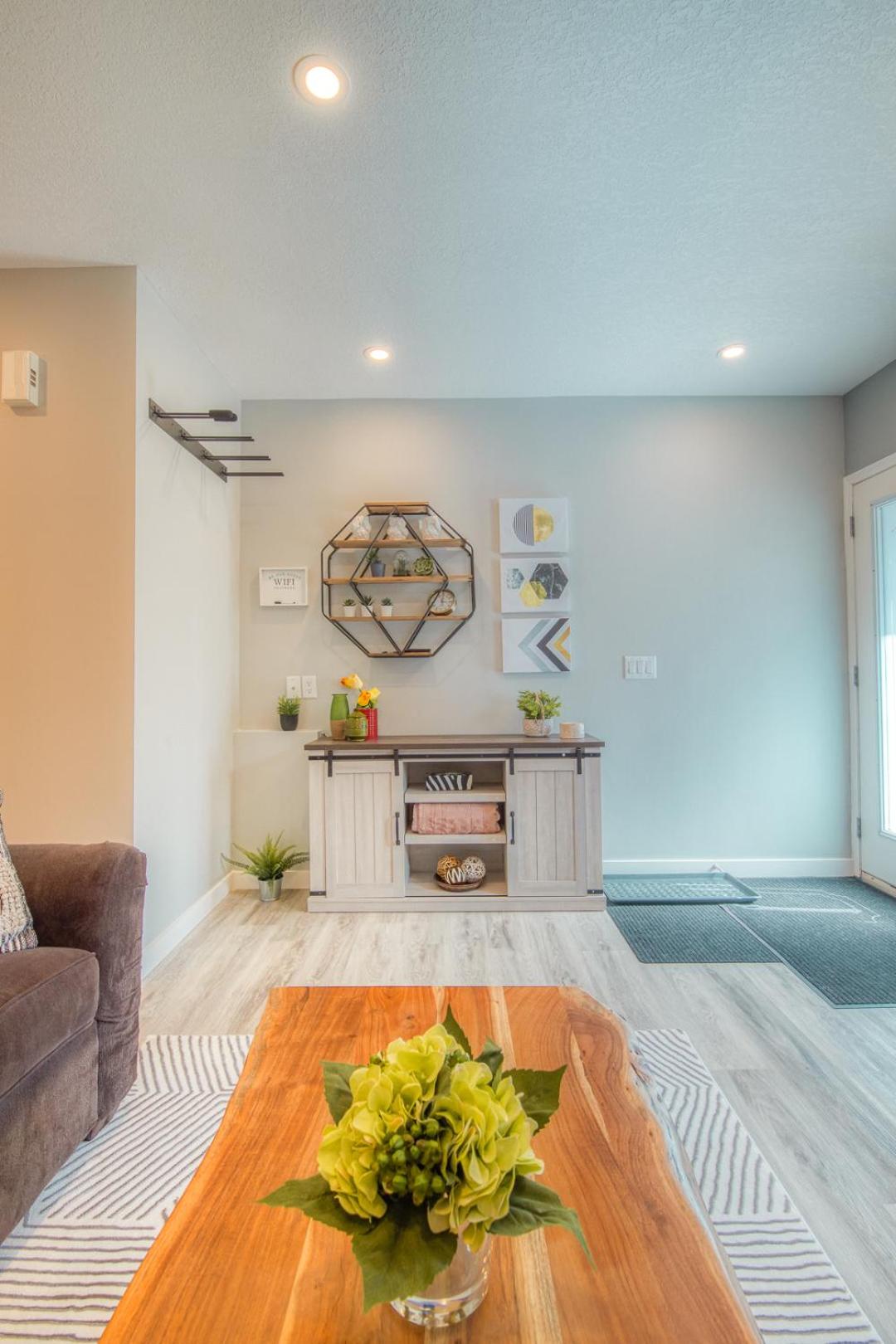 Beautiful Newly Reno 2BDM 2 Bth Sleep up to 6 Adults & Kids Mountain View Townhouse Suite