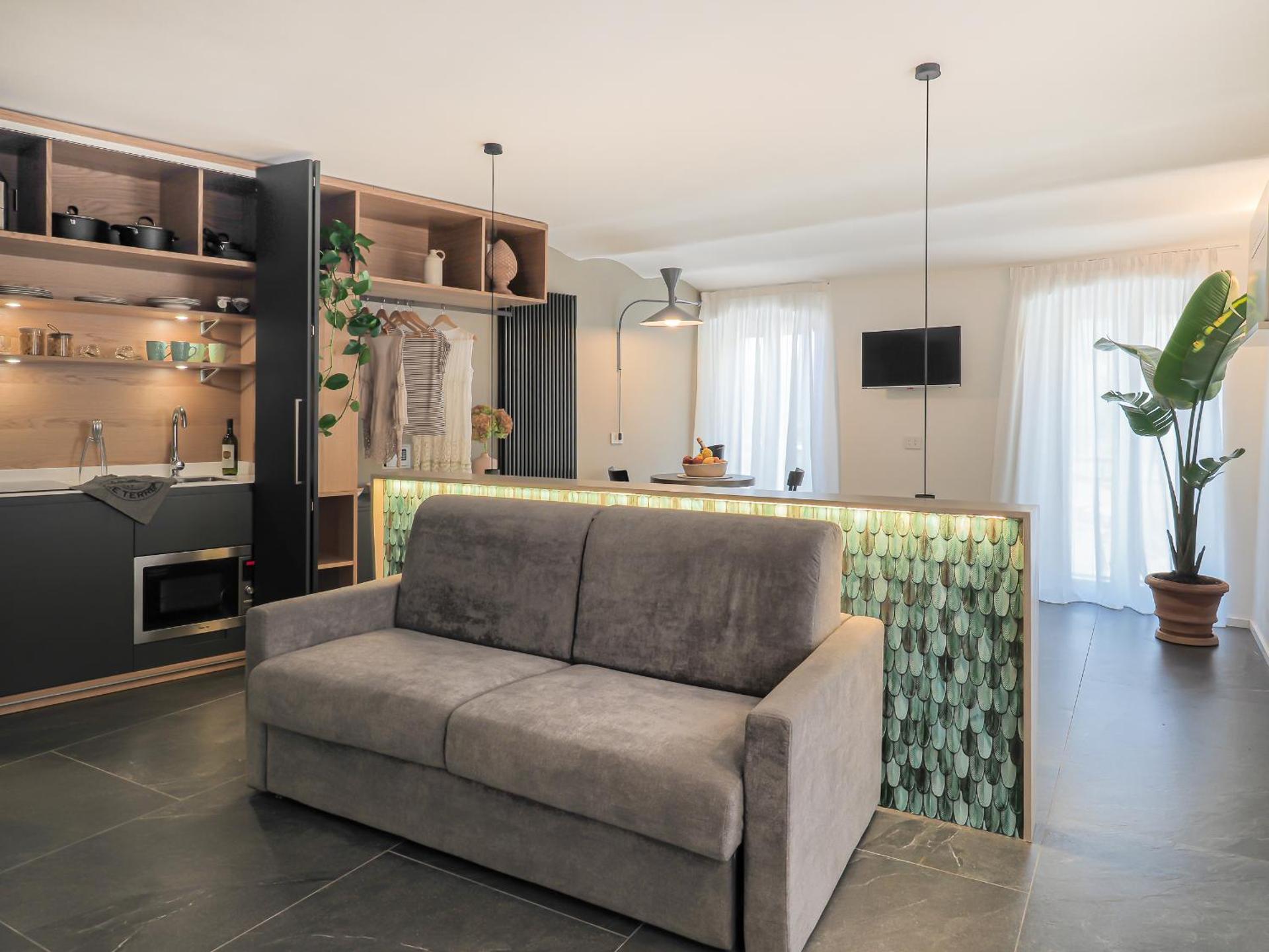 Dreamers Sea View - White and Green