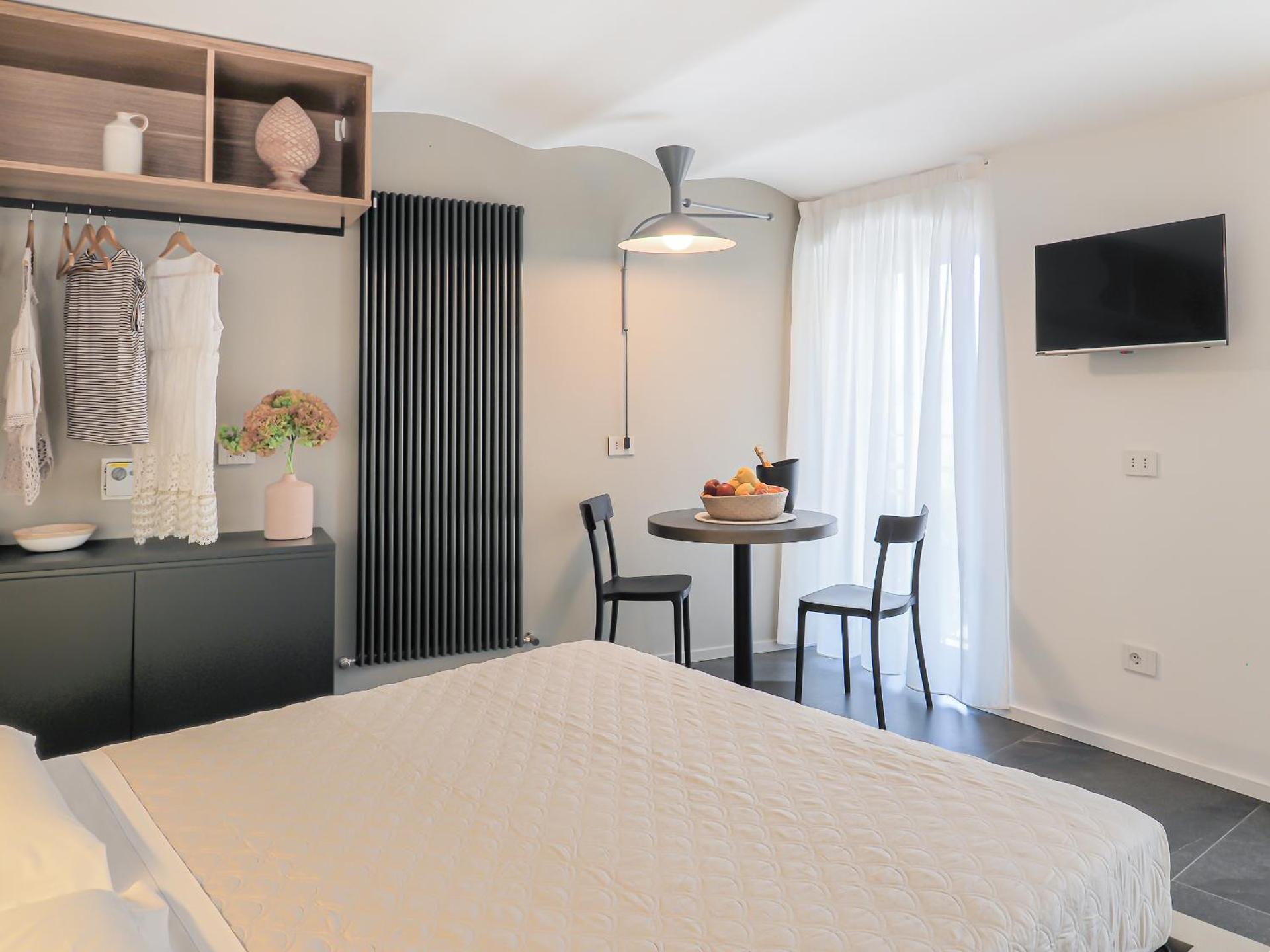 Dreamers Sea View - White and Green