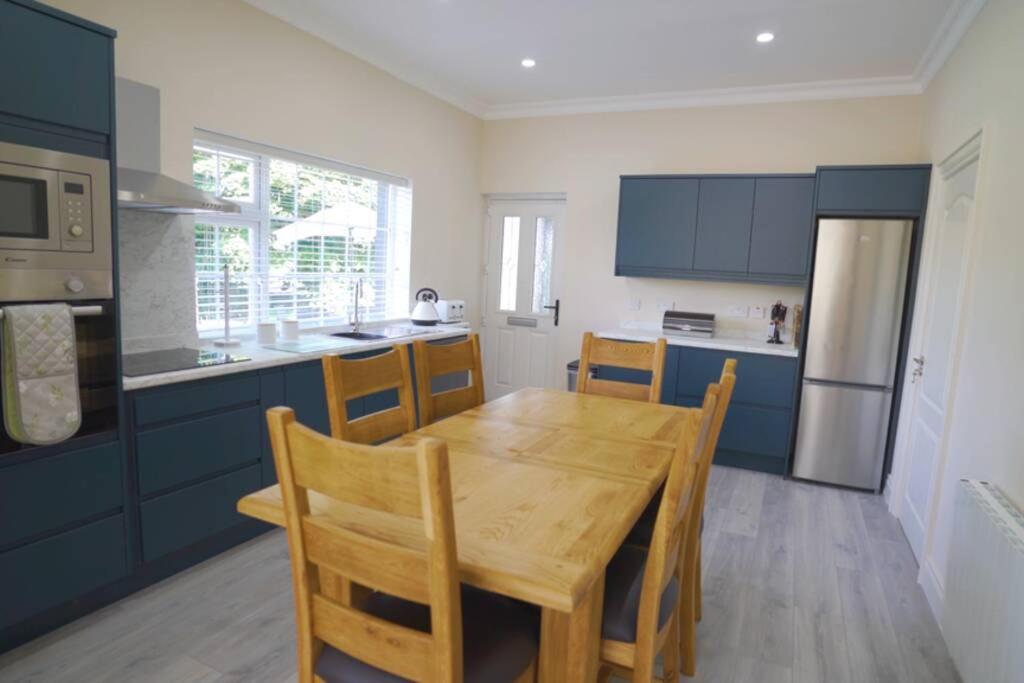 Sunrise Cottage on shores off Lough Gowna