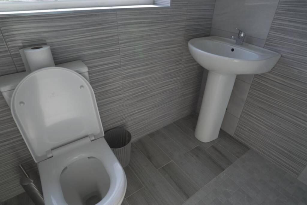 Sunrise Cottage on shores off Lough Gowna