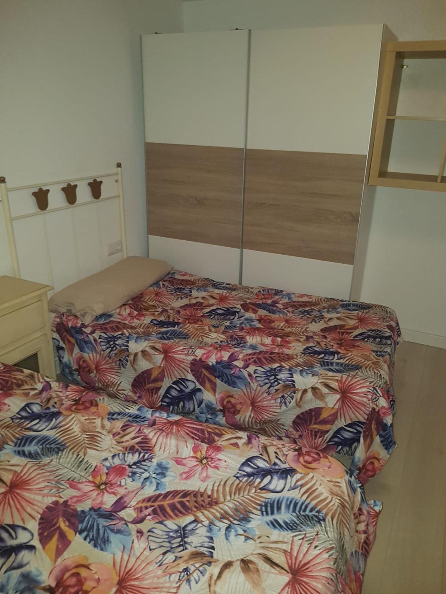 Piso de lujo en la playa de un pueblo de Granada con piscina infiniti, yacuzzi en la piscina, tumbonas privadas y mucho más