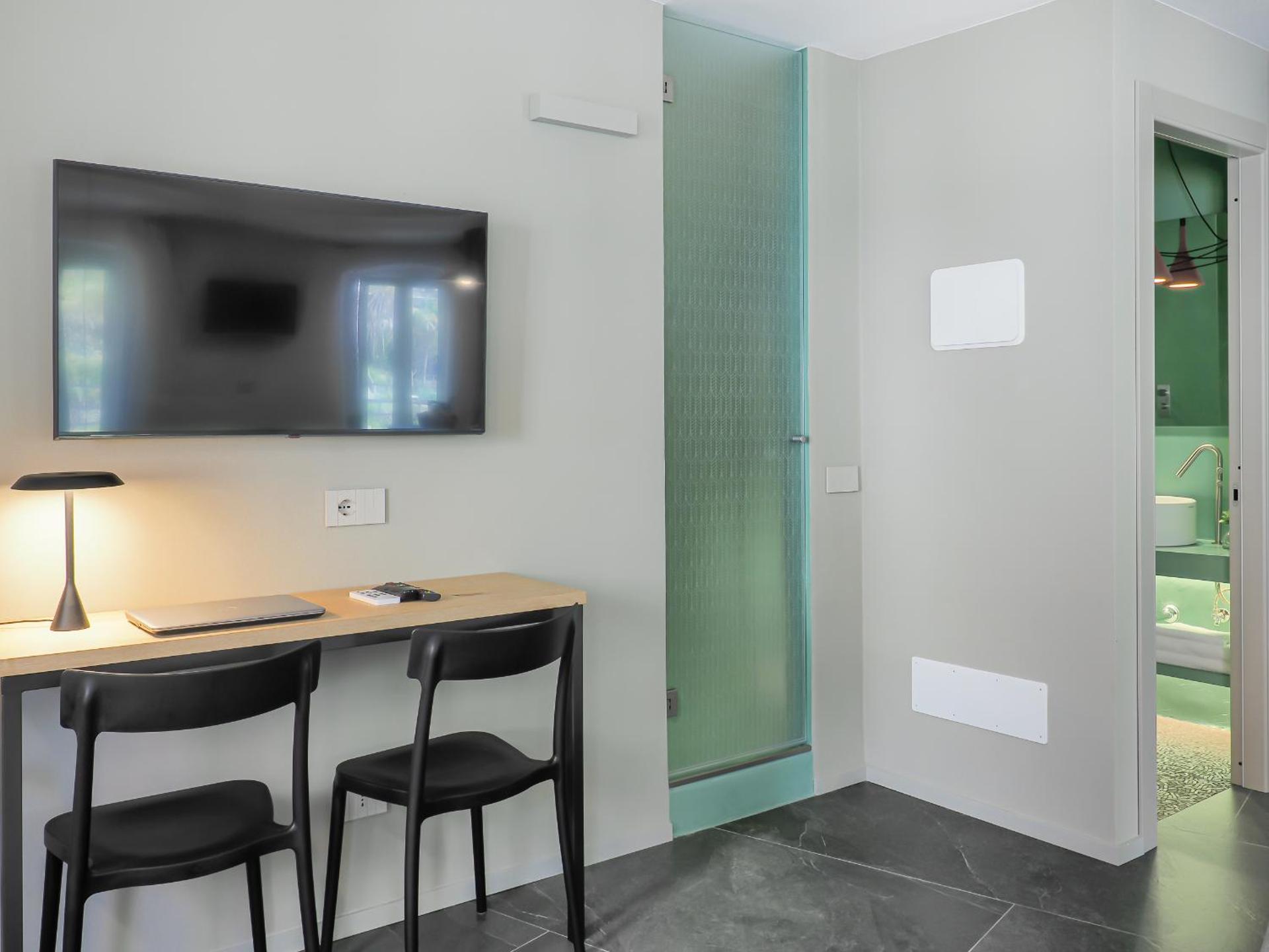 Dreamers Sea View - White and Green