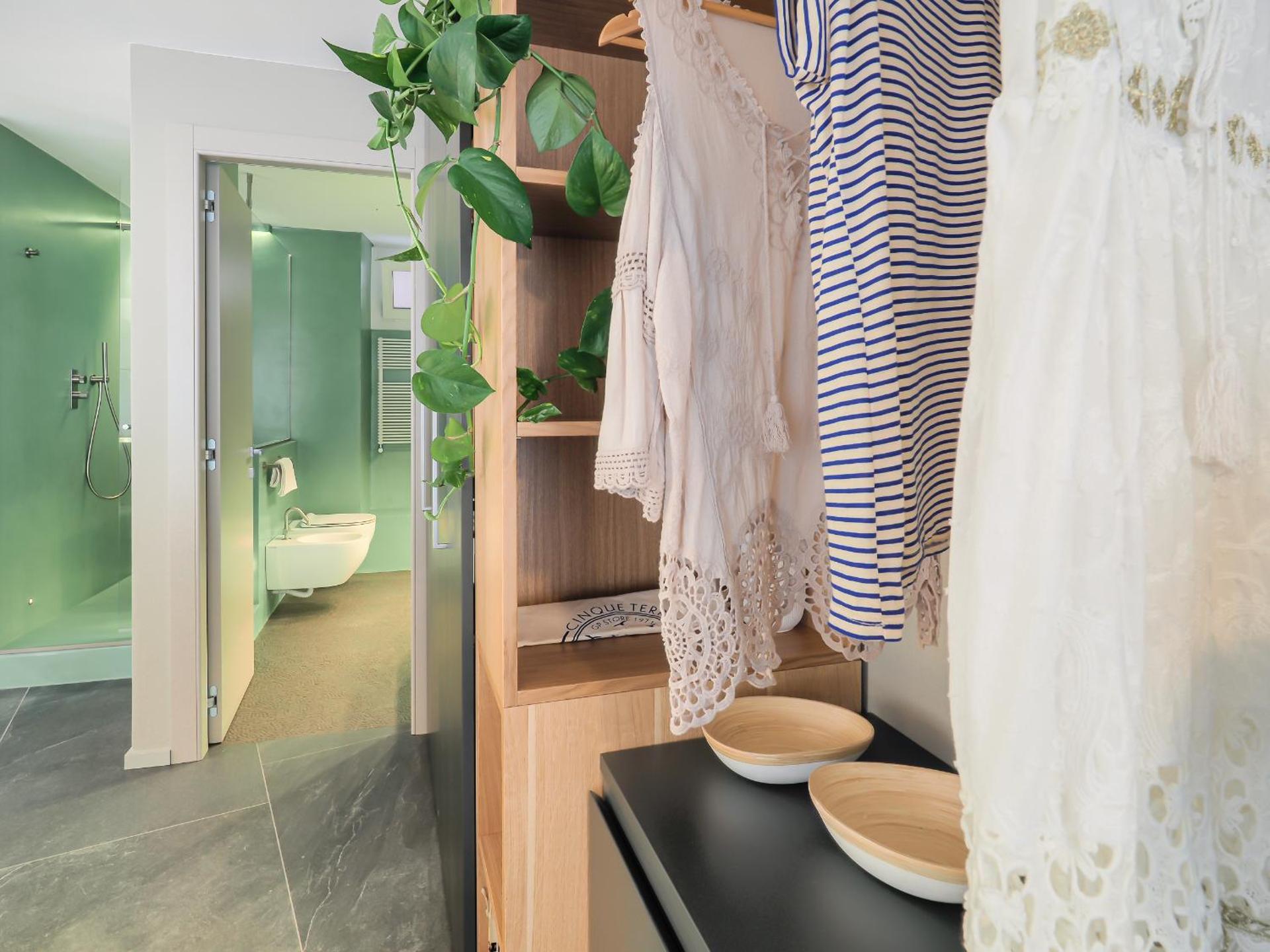 Dreamers Sea View - White and Green