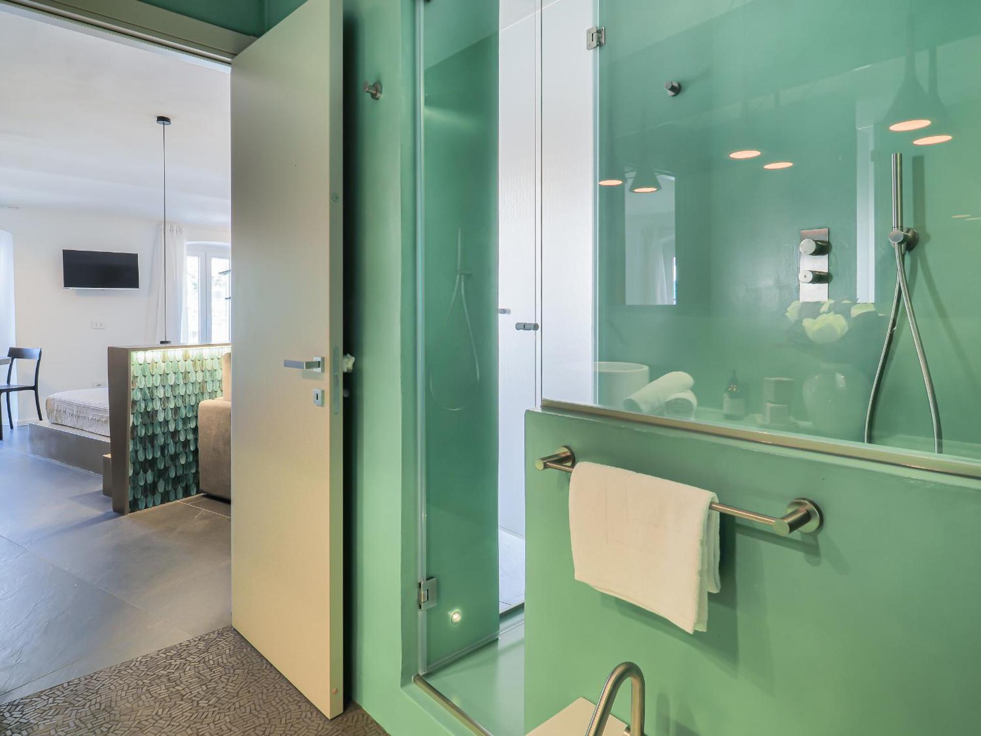 Dreamers Sea View - White and Green