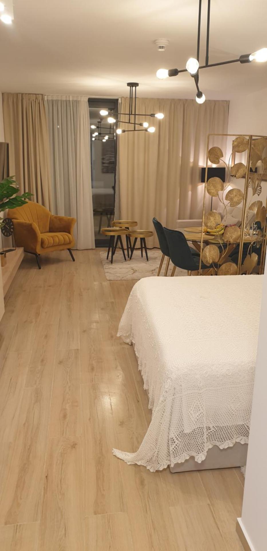 Golden Studio - private parking