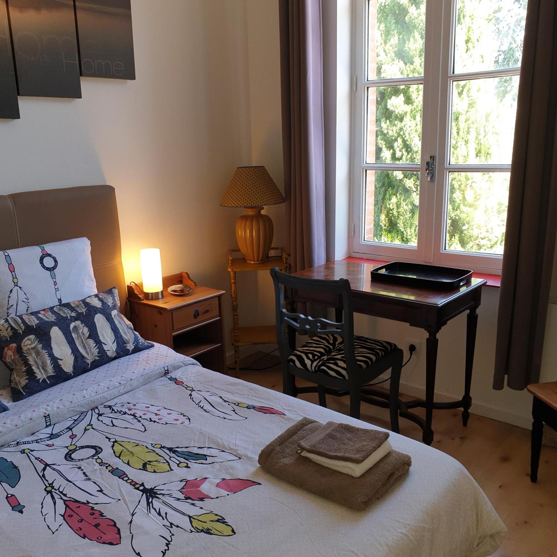 Chambre privée dans une maison avec piscine