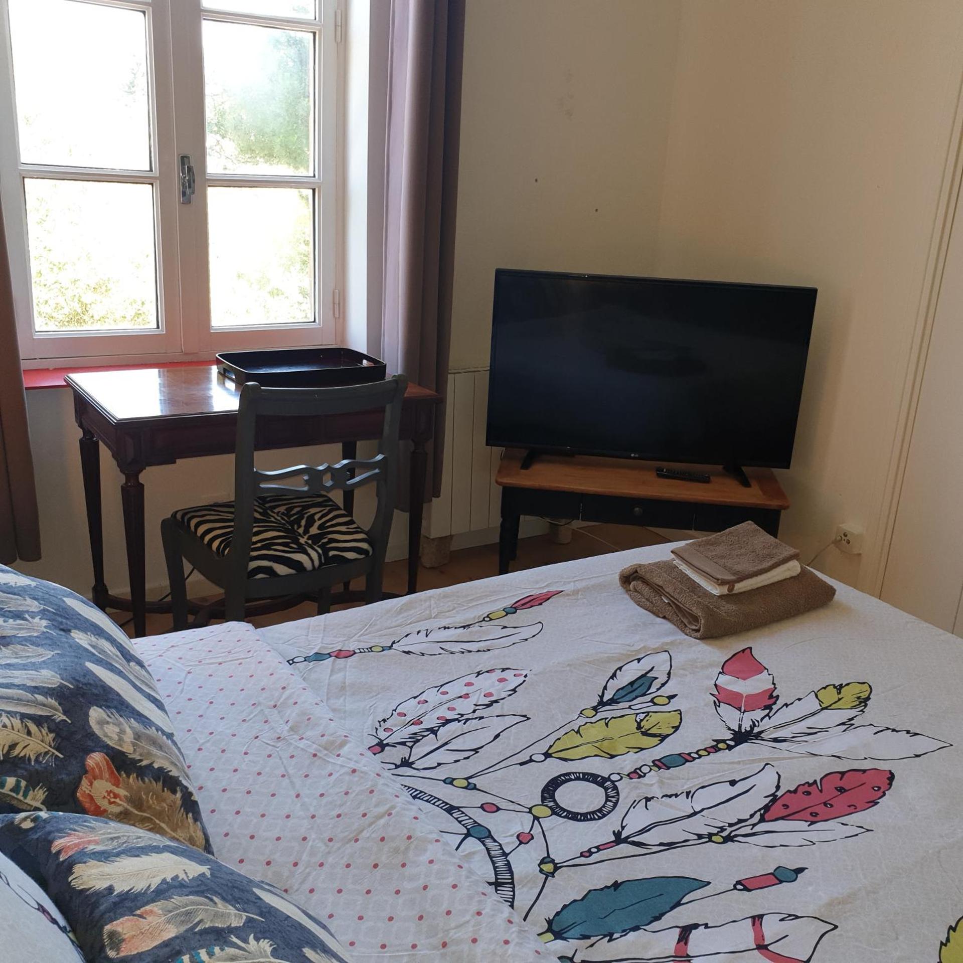 Chambre privée dans une maison avec piscine