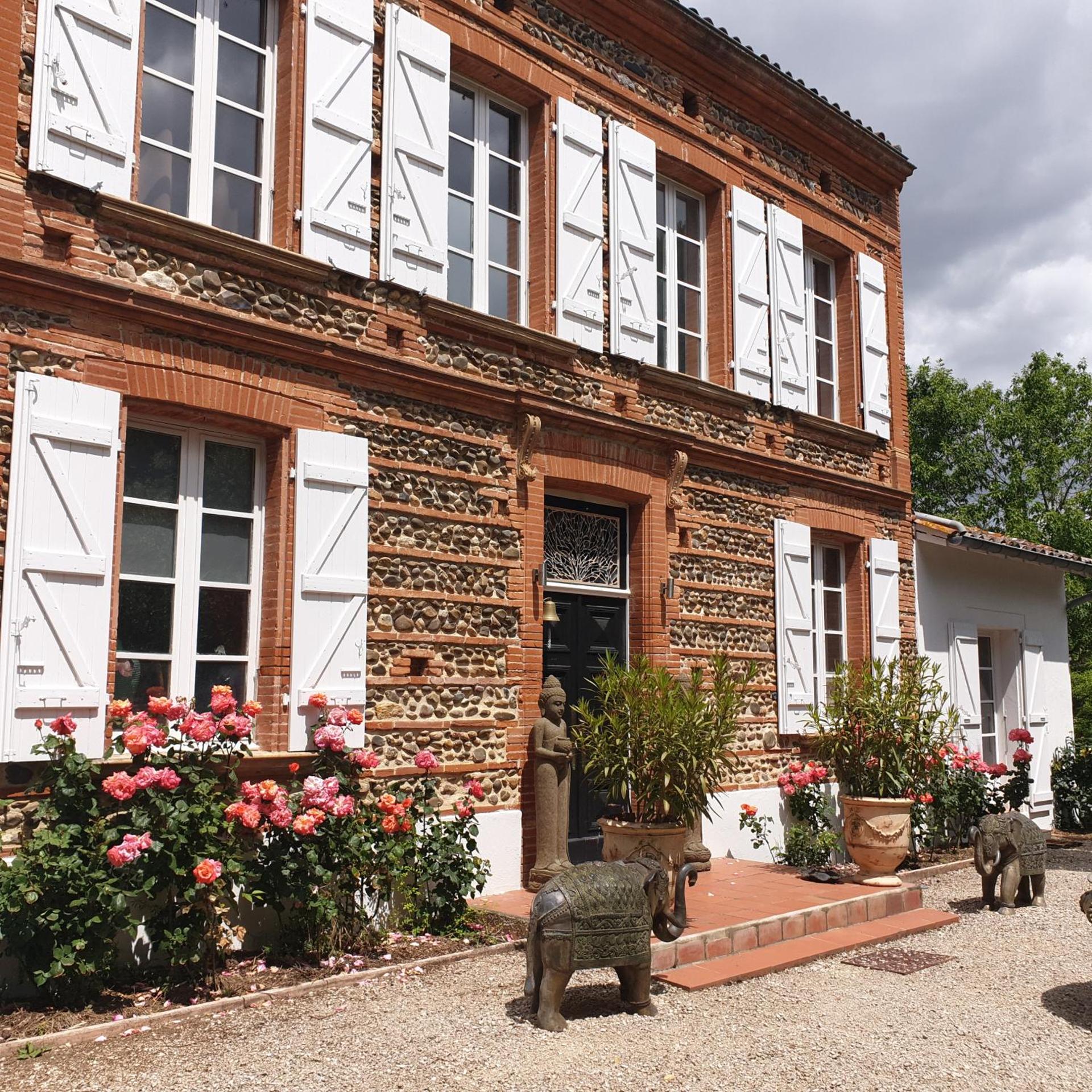 Chambre privée dans une maison avec piscine