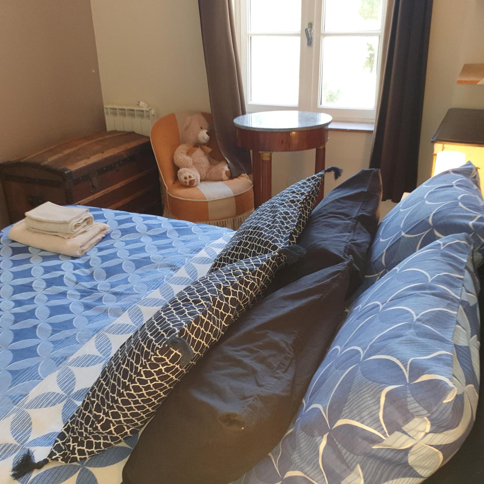 Chambre privée dans une maison avec piscine