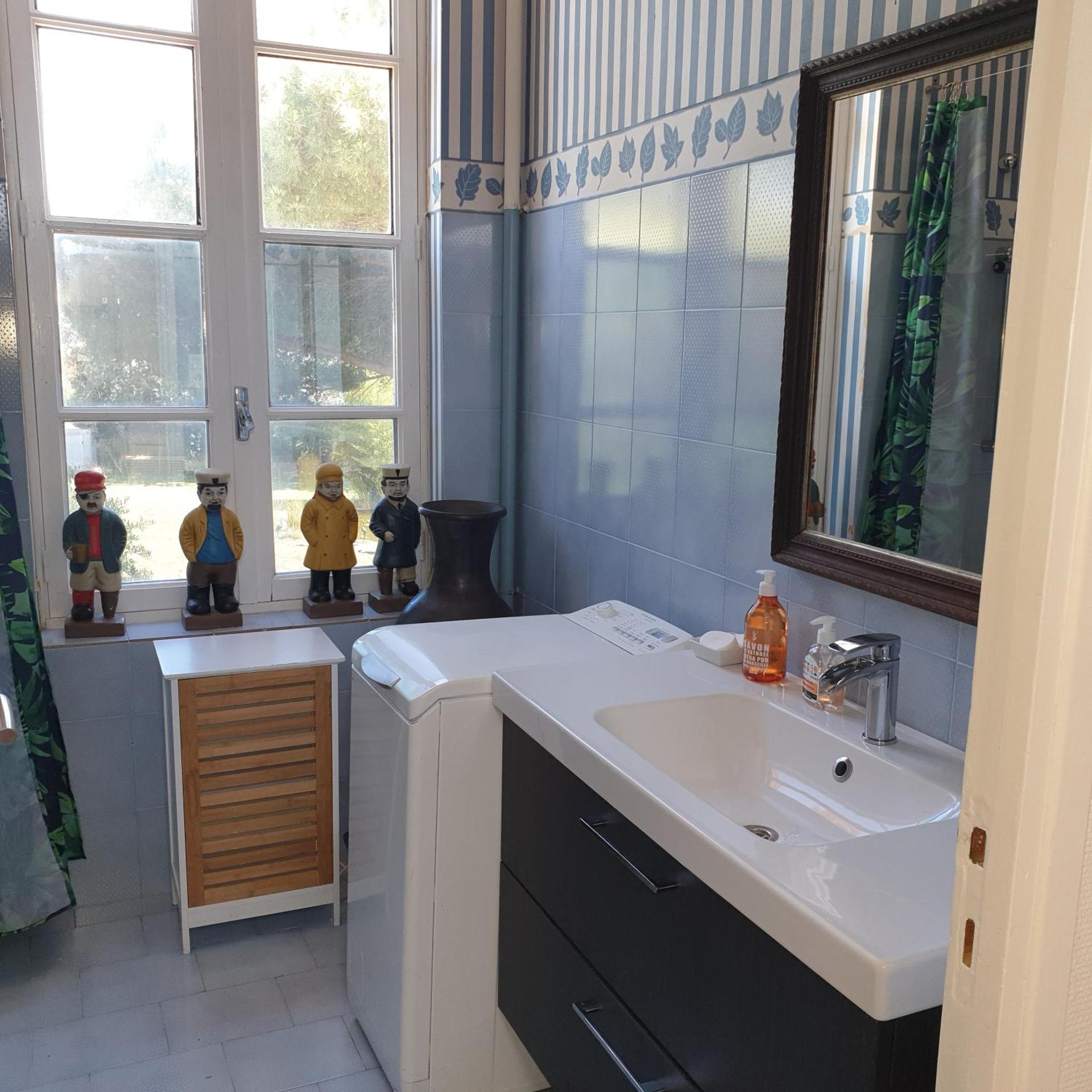 Chambre privée dans une maison avec piscine