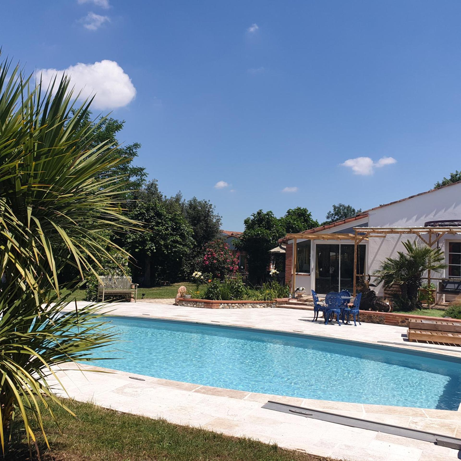 Chambre privée dans une maison avec piscine