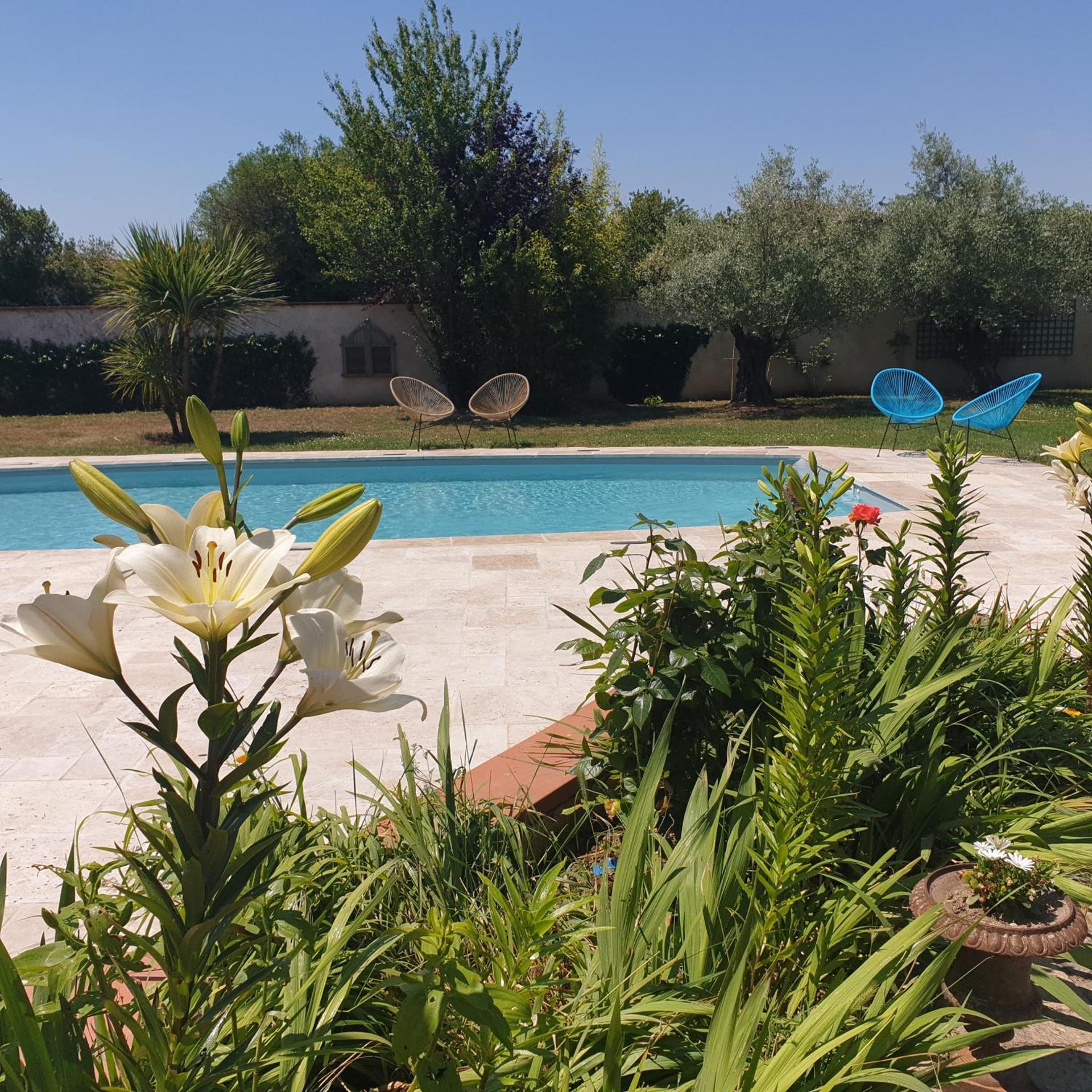 Chambre privée dans une maison avec piscine