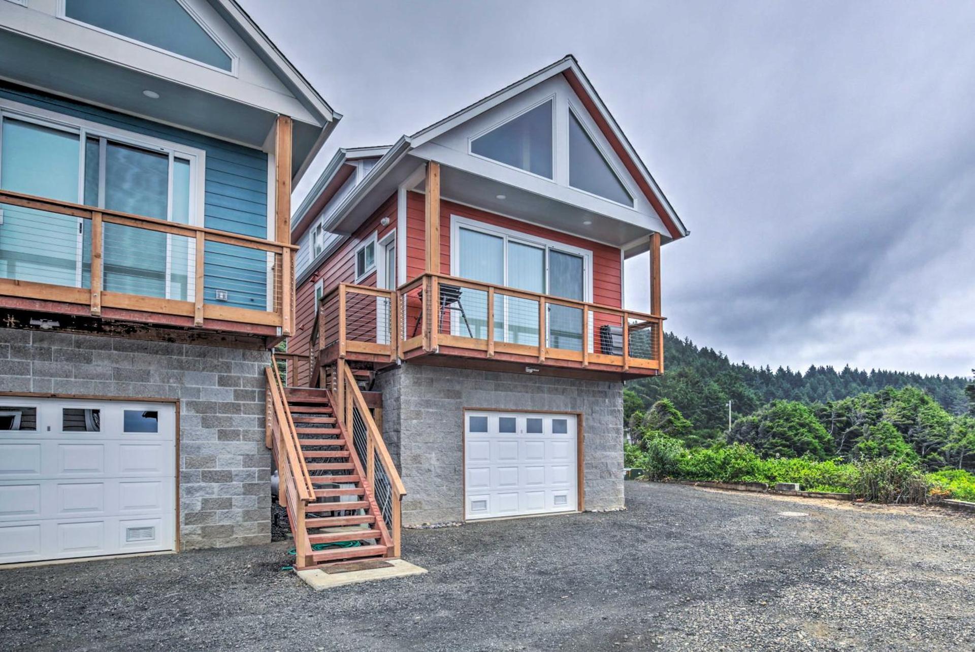 Walk to Beach! Chic Yachats Gem with Private Balcony