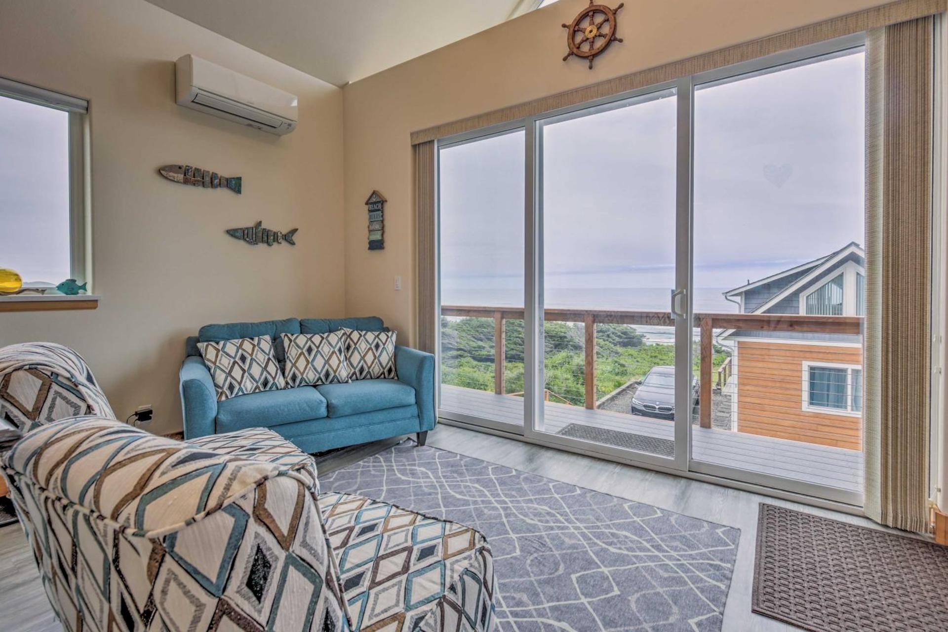 Walk to Beach! Chic Yachats Gem with Private Balcony