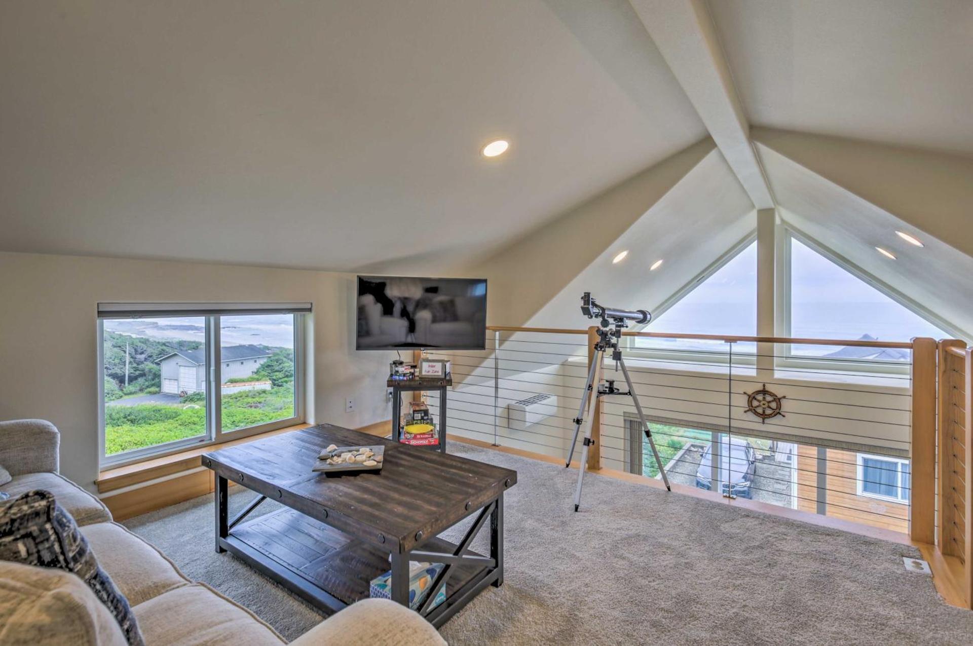 Walk to Beach! Chic Yachats Gem with Private Balcony