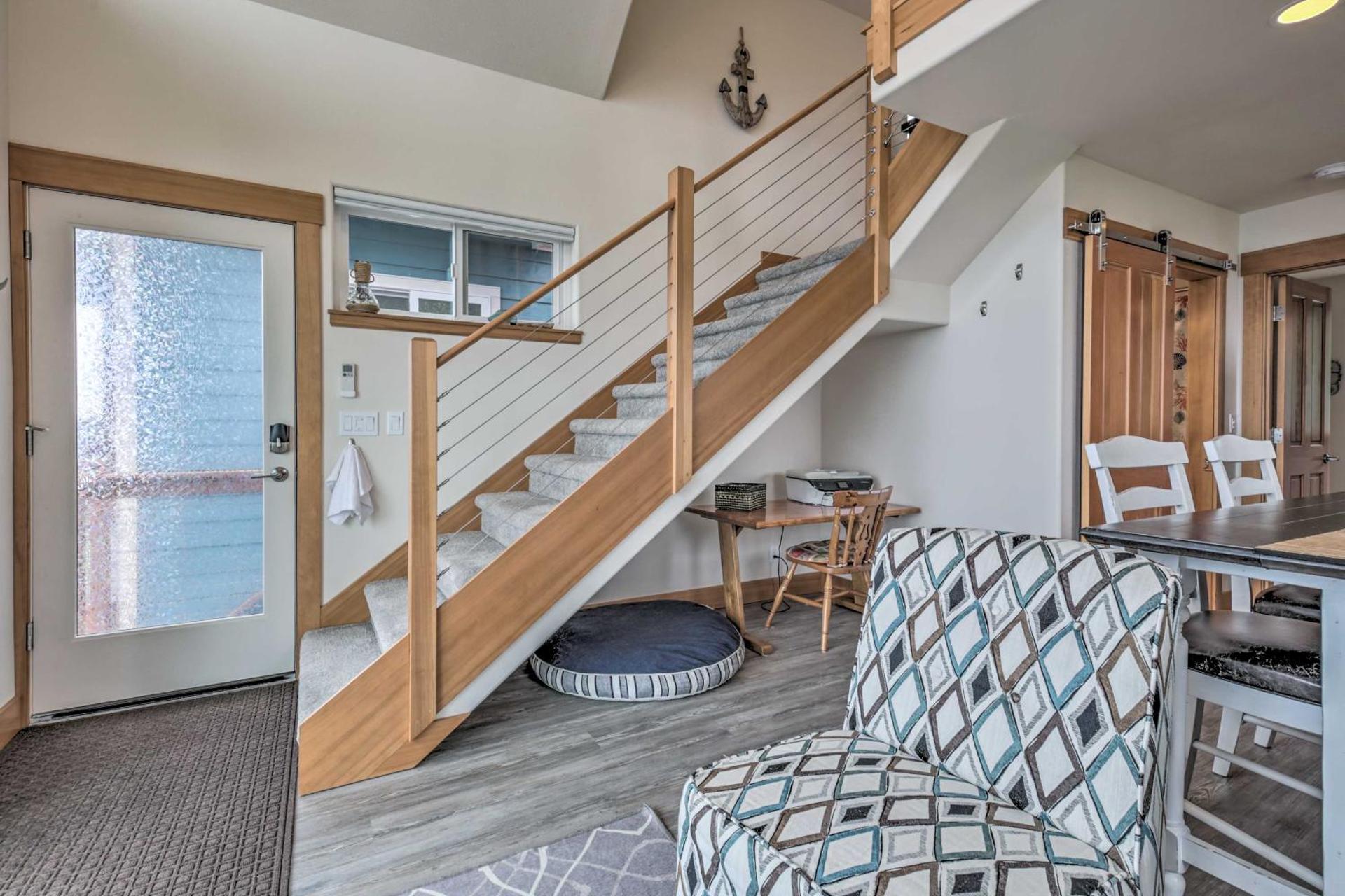 Walk to Beach! Chic Yachats Gem with Private Balcony