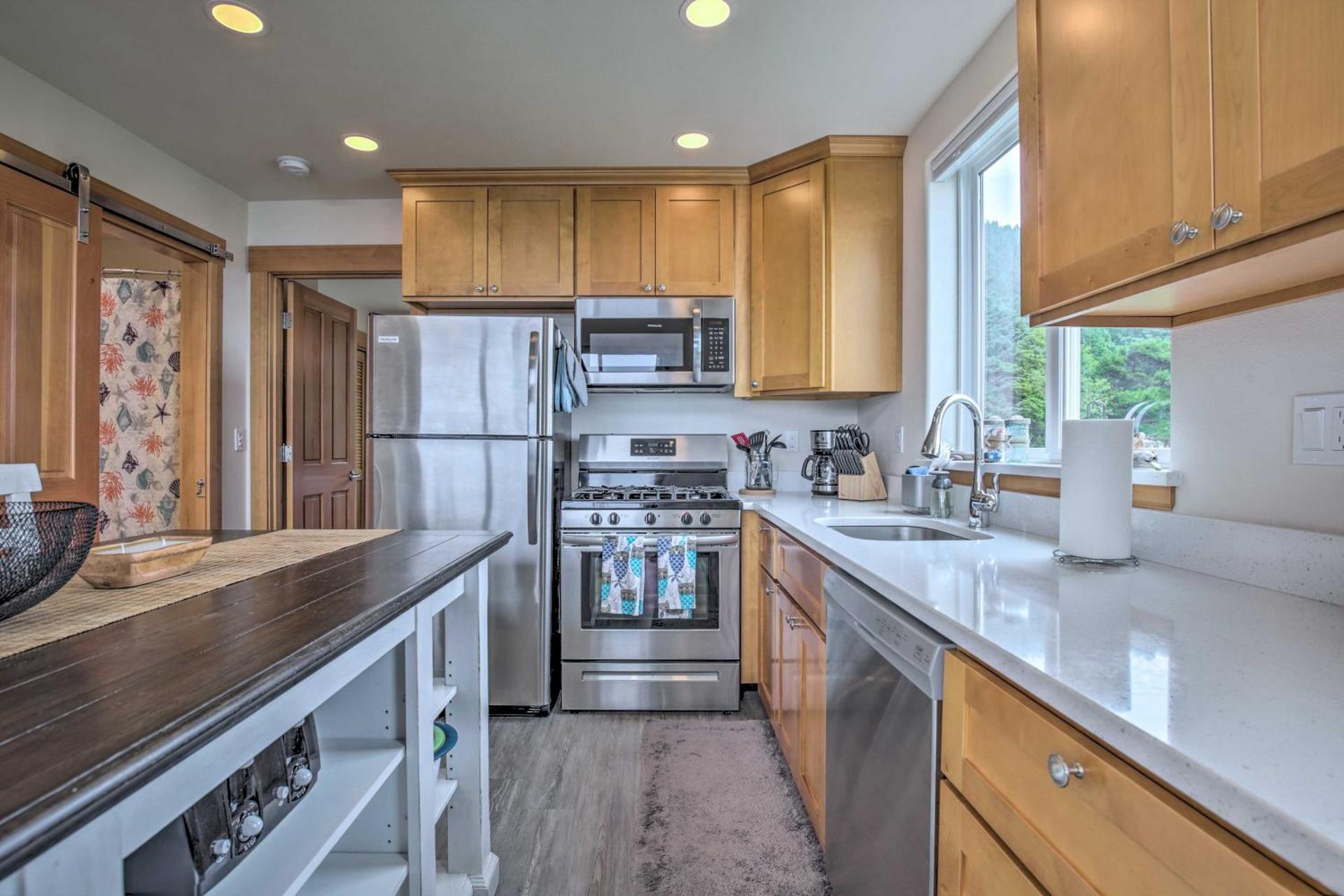 Walk to Beach! Chic Yachats Gem with Private Balcony