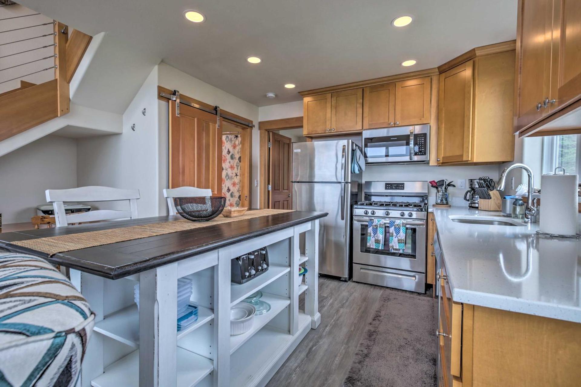 Walk to Beach! Chic Yachats Gem with Private Balcony